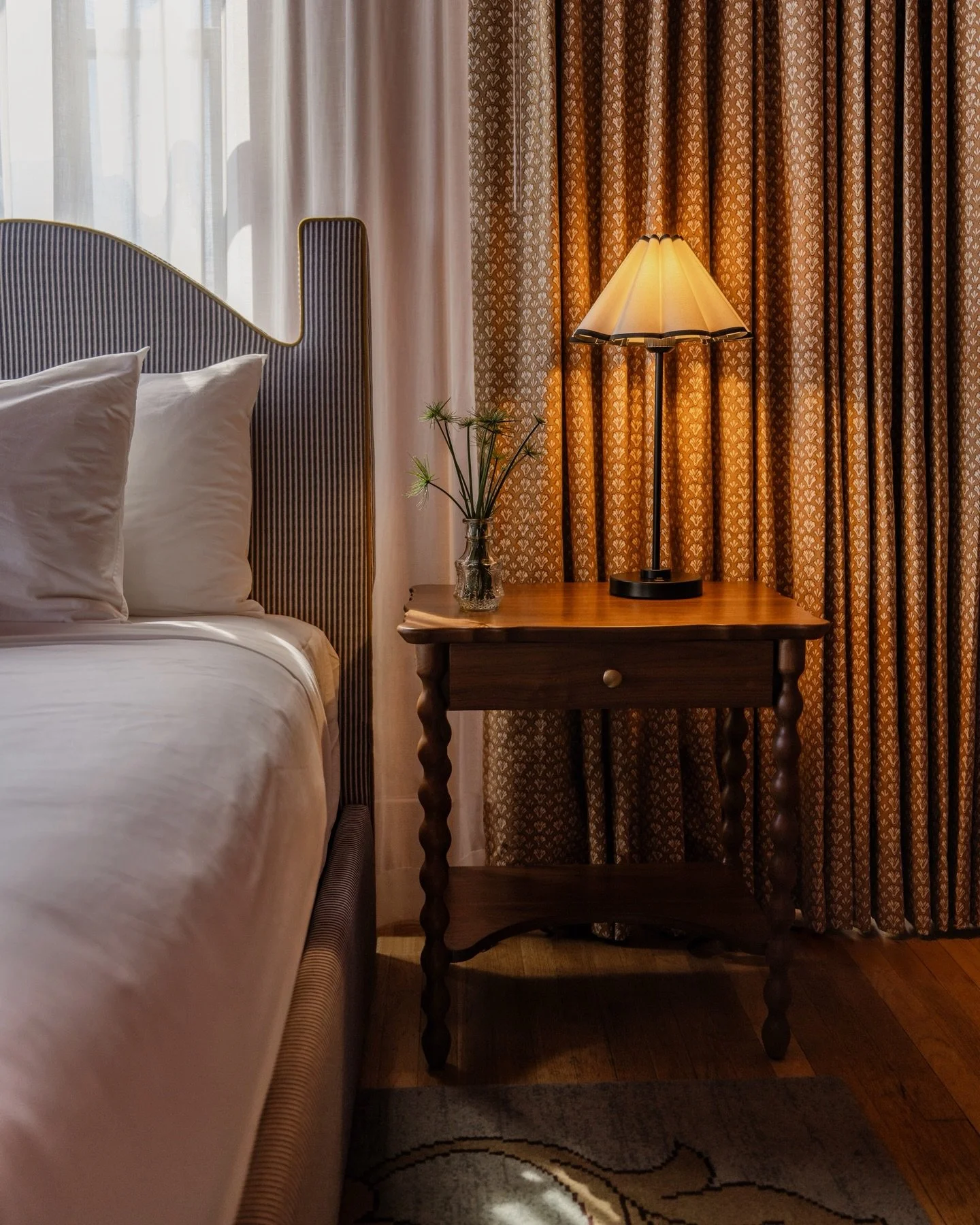 Do you know about this super cute boutique hotel in Queen Anne? The building used to be the Ford Engineering School and then became apartments and eventually the hotel you see today. This renovation on the @marqueenhotelseattle was done by the super 