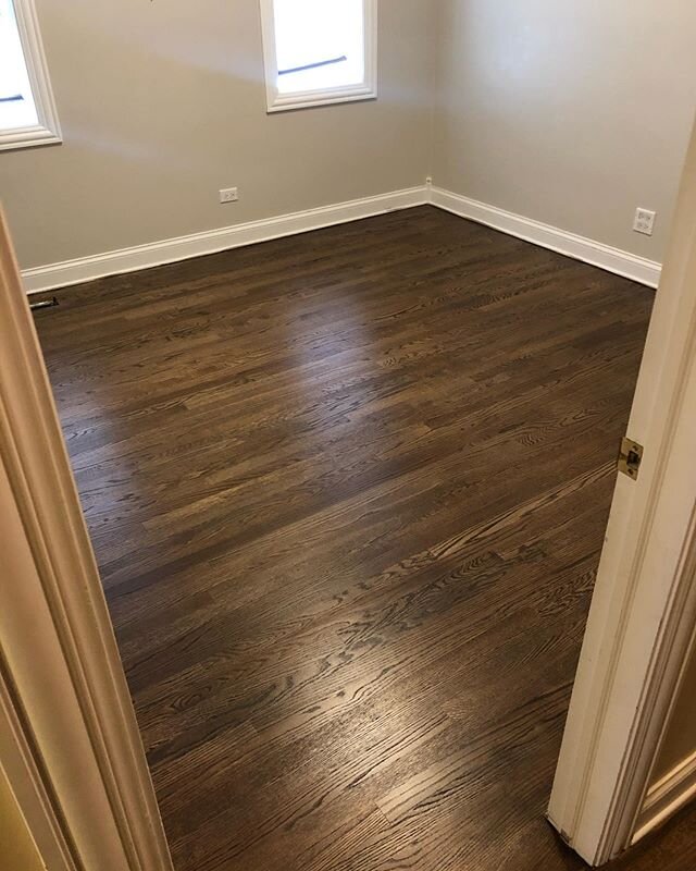 After and before! Repair, sanding and finishing this Ravenswood home. Custom stain with waterbased @basiccoatings finish.
&bull;
&bull;
&bull;
&bull;
&bull;
#hardwood #hardwoodfloors #flooring #wood #construction #contractor  #cut #architecture #wood