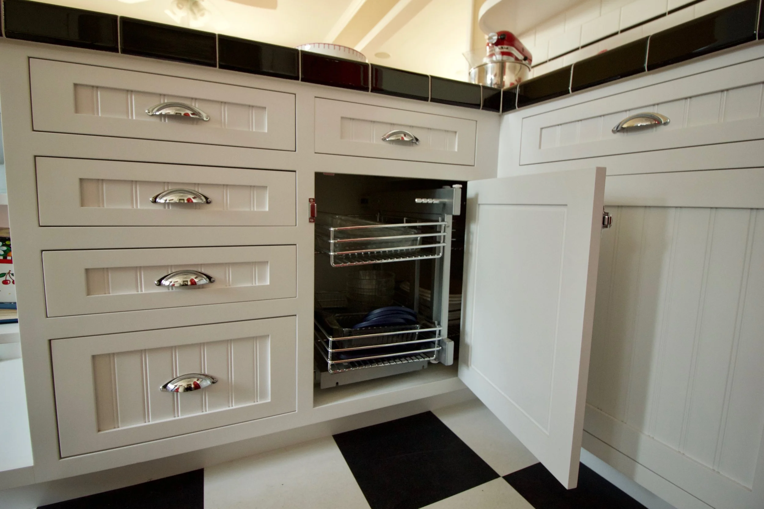 Maximized corner space with pull-out storage