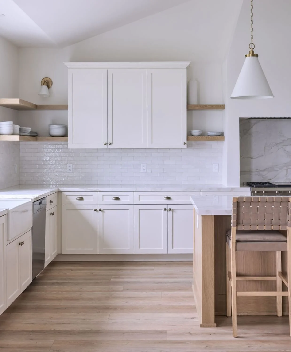 tidy

#coastaldecor #kitchendesign #customkitchen #nativeoakcabinets