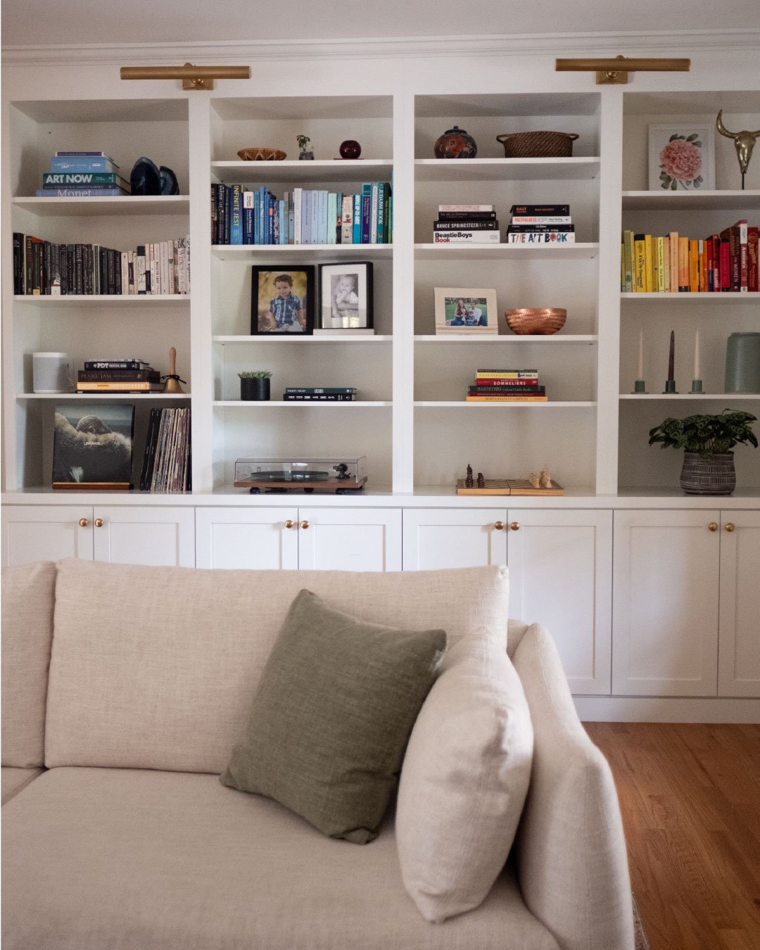 Never underestimate the classic built in bookcase. Bonus points if you get to display your record collection. 🍋