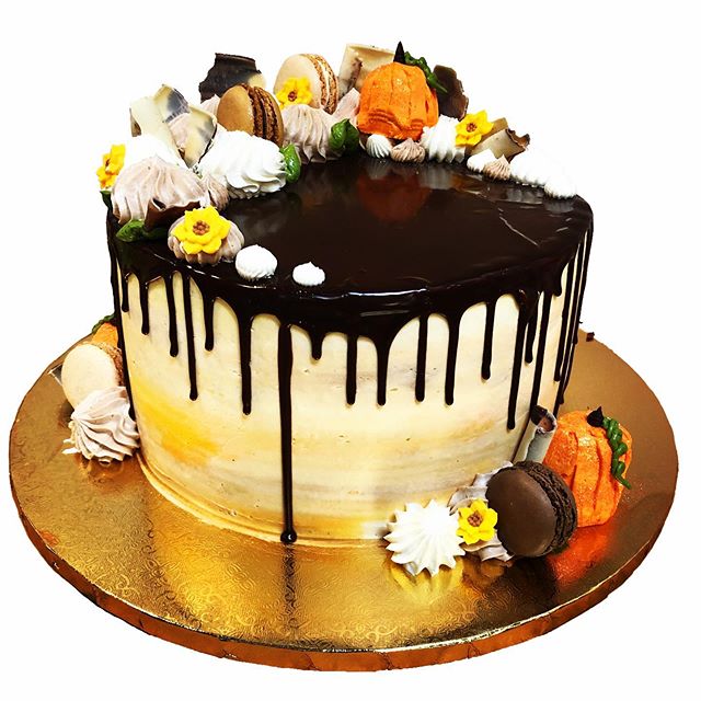 Who&rsquo;s heading to a Pumpkin Patch this weekend🧡🎃🧡🎃
#cakes #cakesofinstagram #bakery #cakeskills #cakedesign #fallcakes #pumpkincake #cakeart #dmv #dripcake #pumpkinpatch #carvingpumpkins #fallseason #pumpkins #pumpkinseason