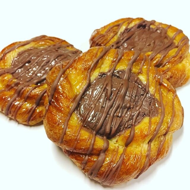 A fun start to your mornings 🍫 💥 choose between any of our mouthwatering chocolate breakfast assortment😍
#chocolatelover #dmv #chocolate #valentinesdaygift #instafood #breakfast #croissant #muffin #scone #danish #breakfastloaf #cookie #valentines 