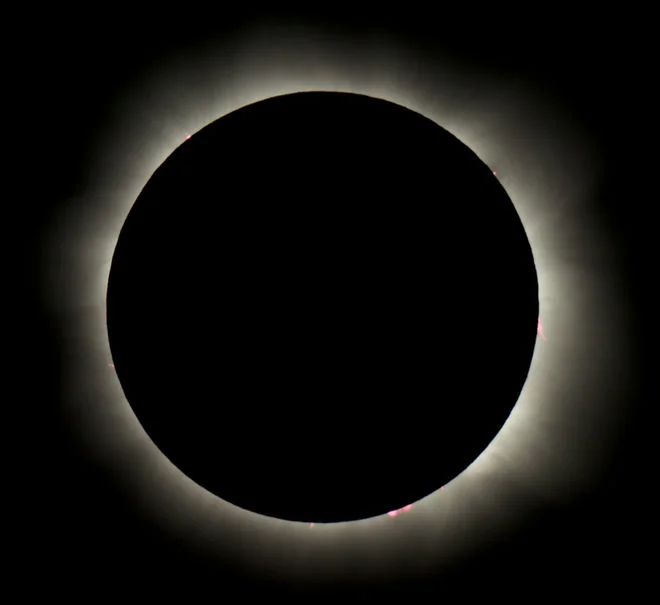 Astrophotographer Bob Hatfield took this image of the total solar eclipse on Nov. 14, 2012 from a cruise ship north of Douglas, Australia. - See more at: http://www.space.com/32157-total-solar-eclipse-2016-indonesia-pacific-guide.html#sthash.T4q5X9Pk.dpuf