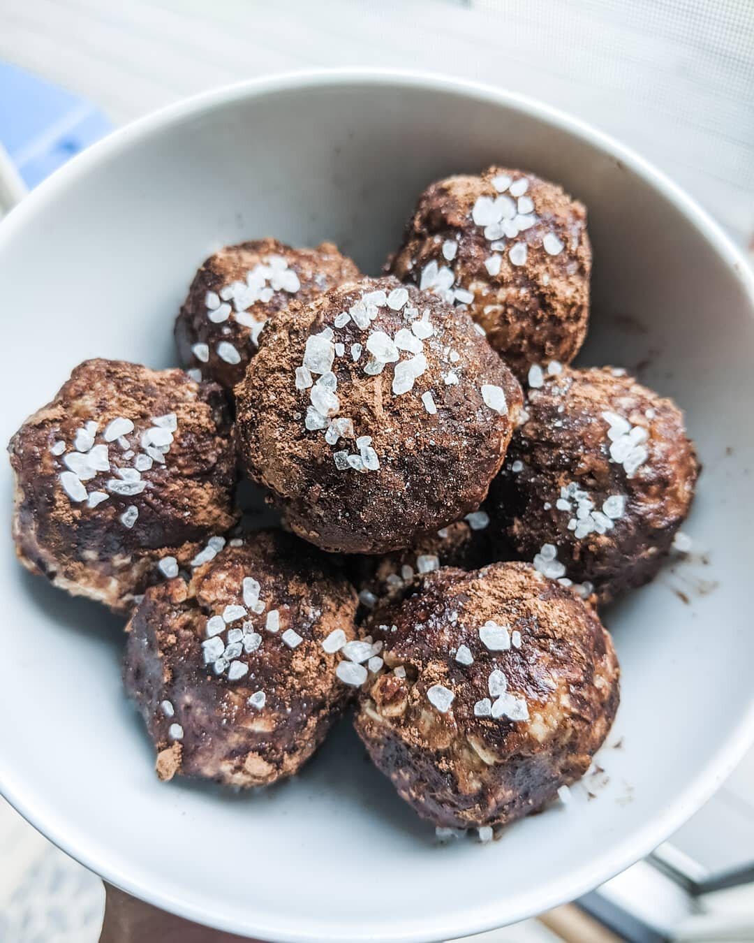 I took a chocolate seat sea salt spin on these oatmeal balls because that's my personal favorite 😋
.
These chocolate sea salt truffles are so delicious my 5 year old threw a fit when I told her she could only have one 😂 
.
Luckily, you won't ever f