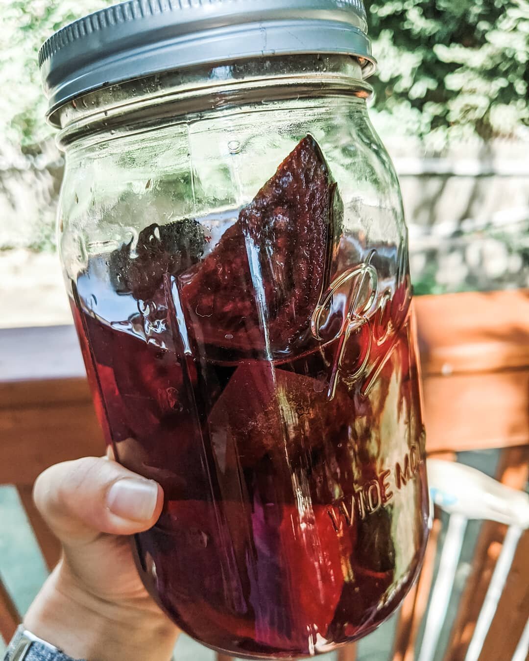 It's that time of year....time to start canning and fermenting all that the amazing goodies the local fall harvest has to offer to help keep my immunity and gut strong all winter long! ✨
.
Beet Kvass is one of my favorite tonics to drink throughout t