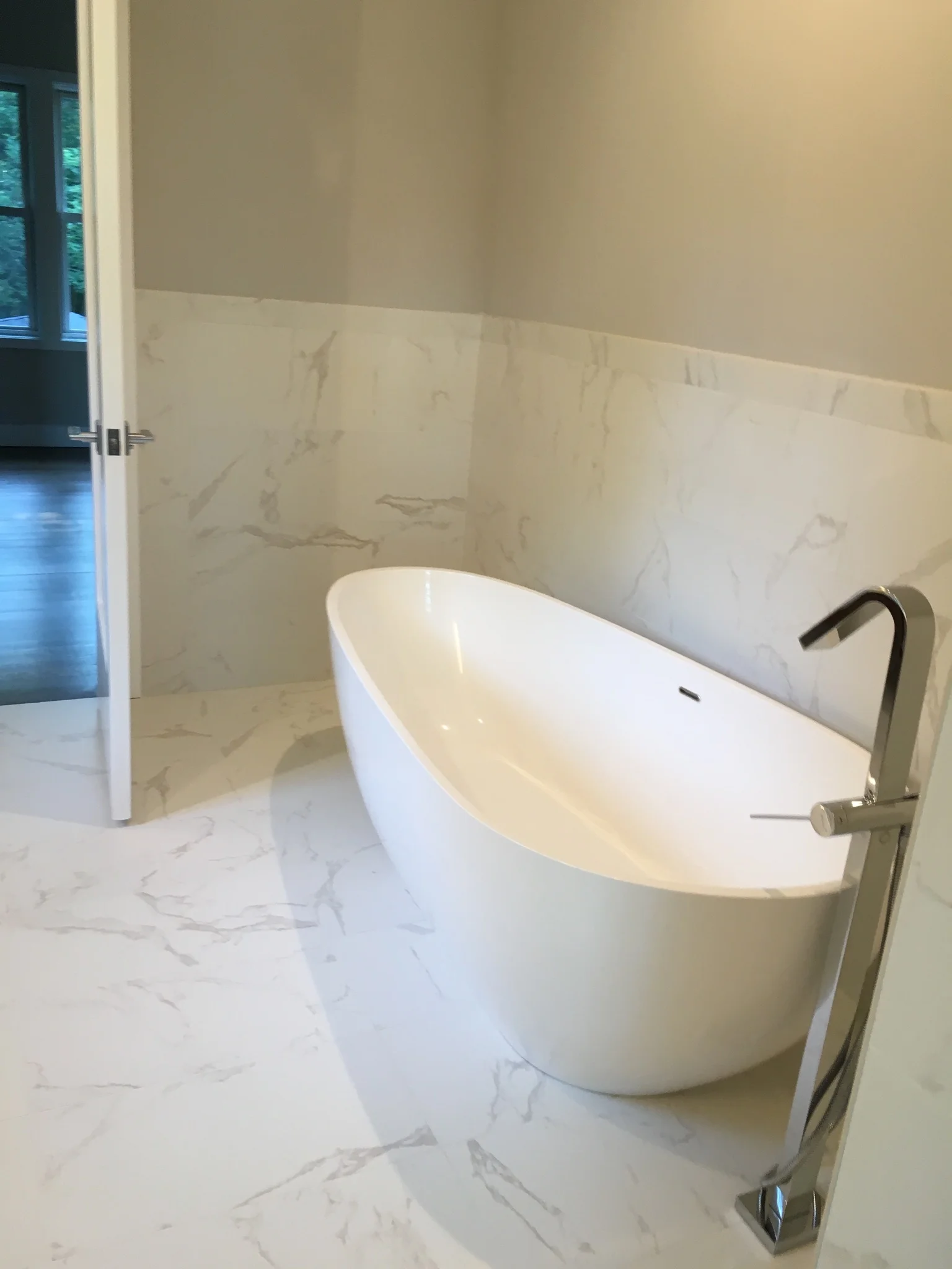 BATH TUB.jpg