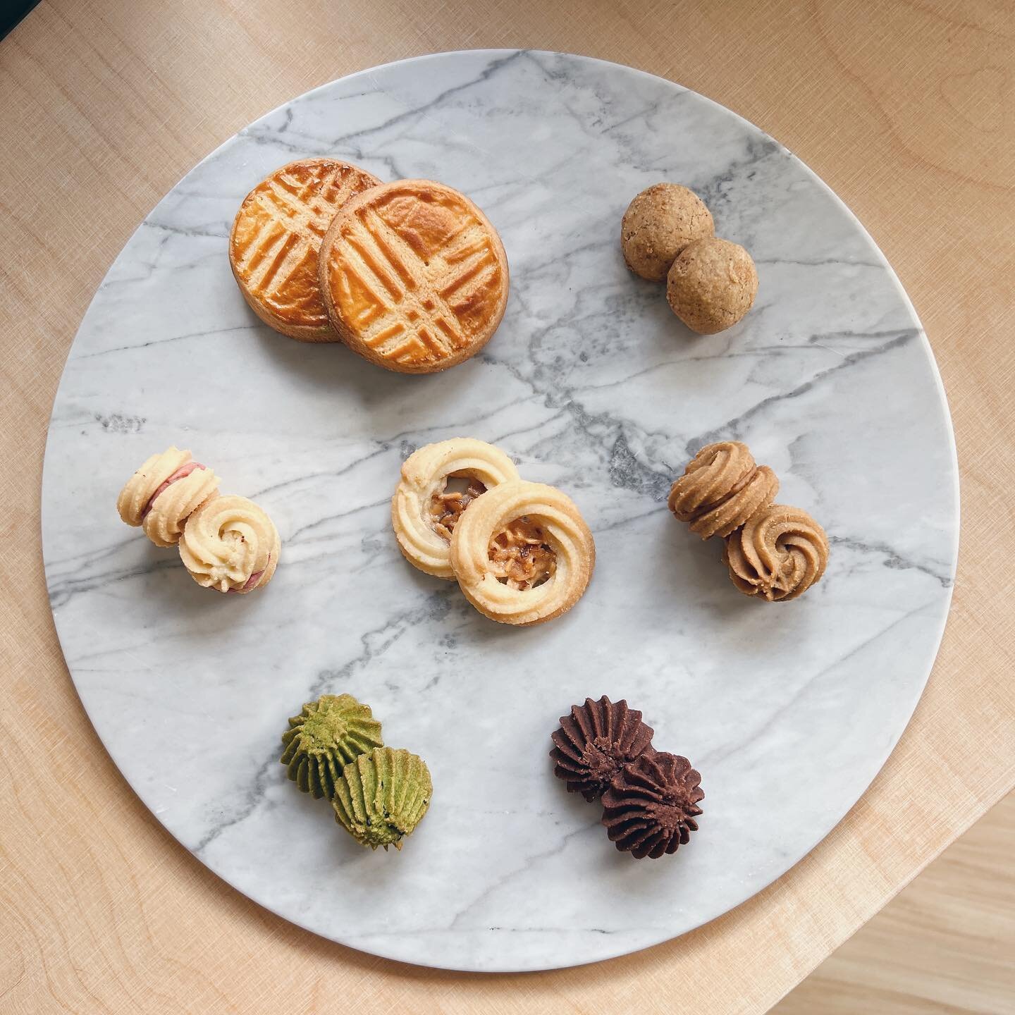 &lt;The Cookie Box v.1&gt;

Super super super excited about our first ever assorted cookie box! 

Celebrating a few of our favorites - Cranberry/Coffee &amp; Speculoos Viennese Whirls, Toffeenut Viennese Swirls, and brand new cookies - traditional Fr