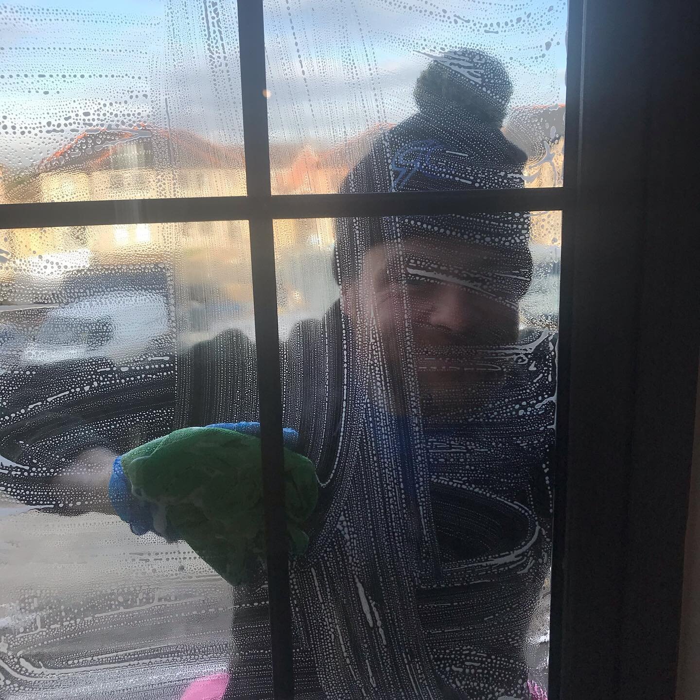 What better way to spend your birthday than on a building site, up a ladder, in the freezing cold! 🤣 Happy birthday Jamie! Maybe next year you can get the day off! 👀#reflectioncleaning #buildersclean #birthdayboy #happymonday