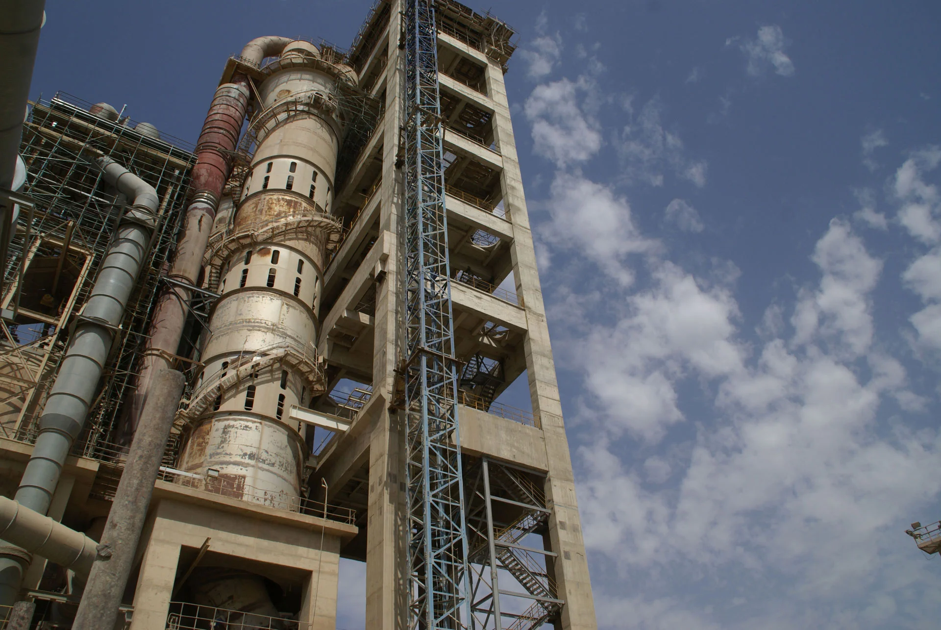 1-lafarge-preheated-tower-at-ashaka2007.jpg