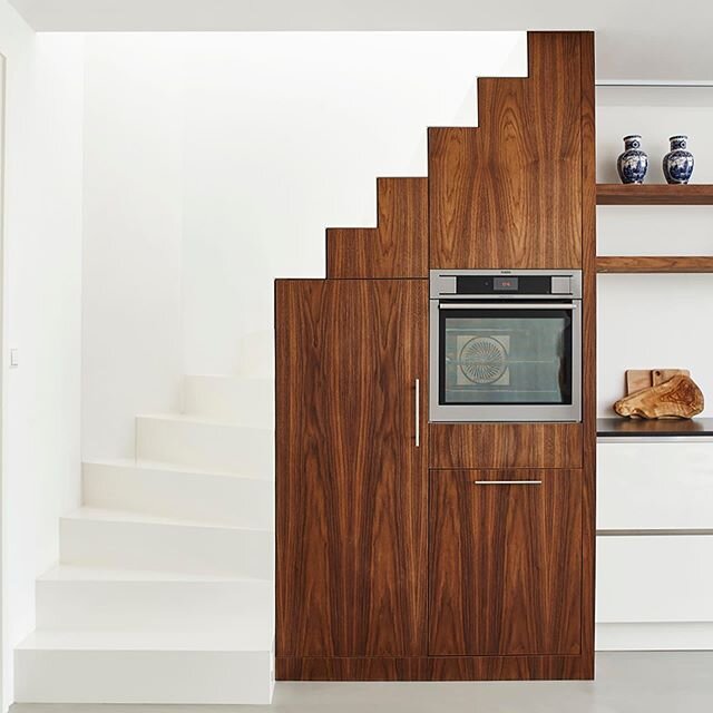 Keuken ontwerp onder trap. Monnickendam #hout #staal #wit #keuken #keukeninspiratie  #keukenontwerp  #trap #detail #modern #kasten #oven #wood #steel # kitchen #kitchendesign #moderninterior #kitcheninspiration #stairs #stairsdesign #details #archite