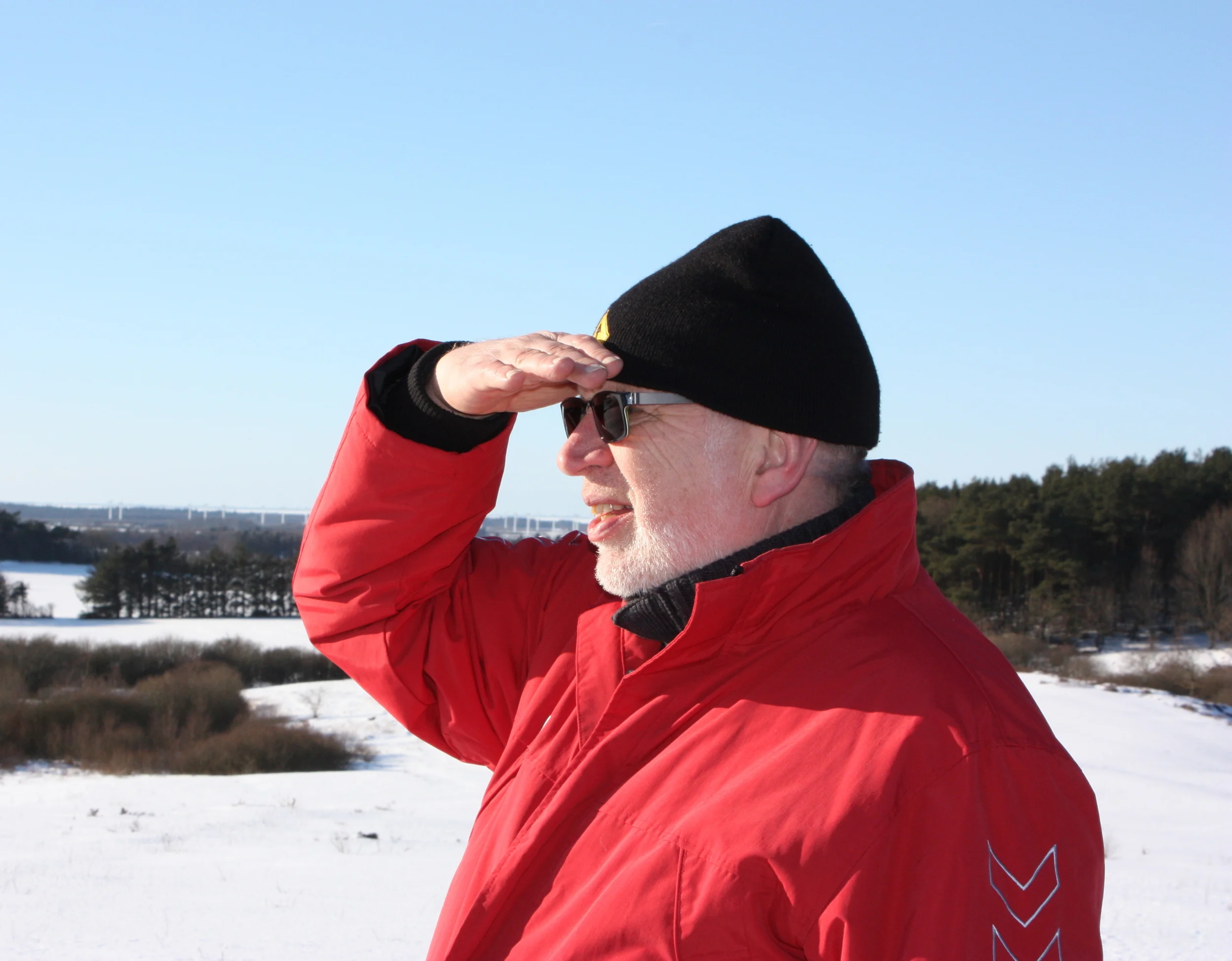 Jørn Rønnau på udkik efter et godt site ved Skjern Å vinteren 2008