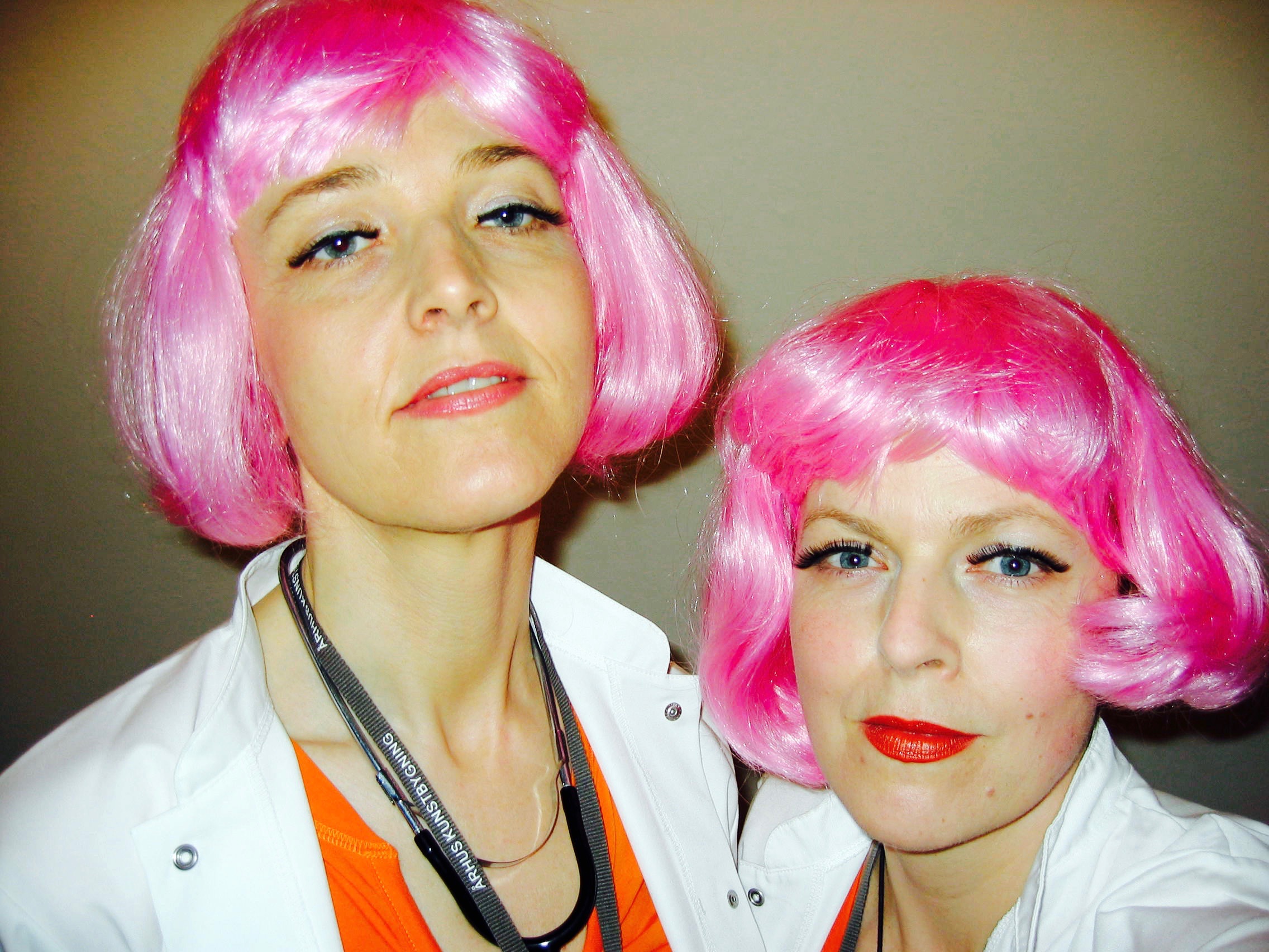 DR Art Love and her Nurse alias Trine Rytter Andersen og Anne Dyhr. Sammen tog vi publikums anstrengte forhold til samtidskunsten under kærlig behandling i vores dertilindrettede klinik i Aarhus Kunstbygning 2008.
