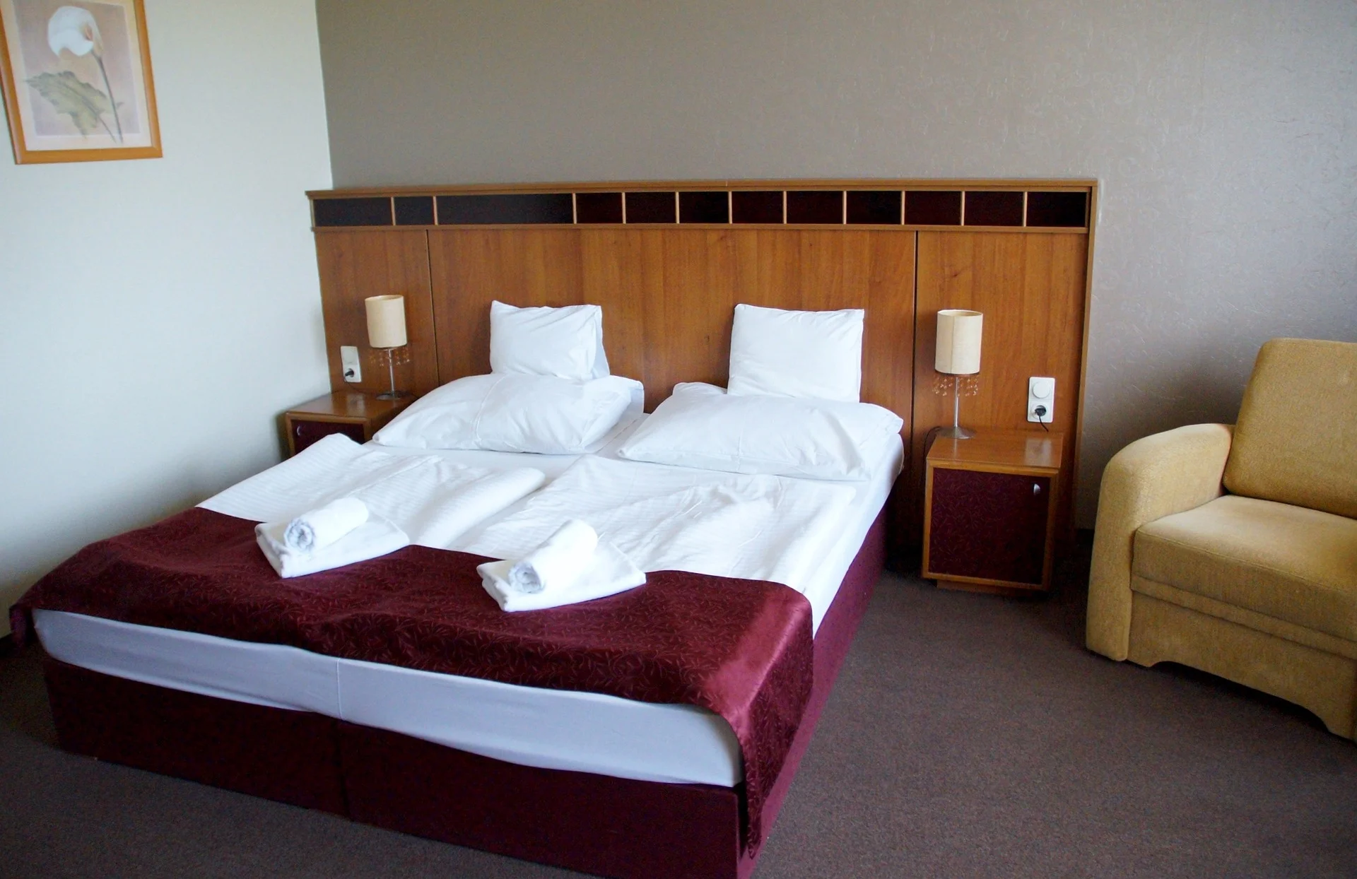 hotelroom-994226_1920.jpg