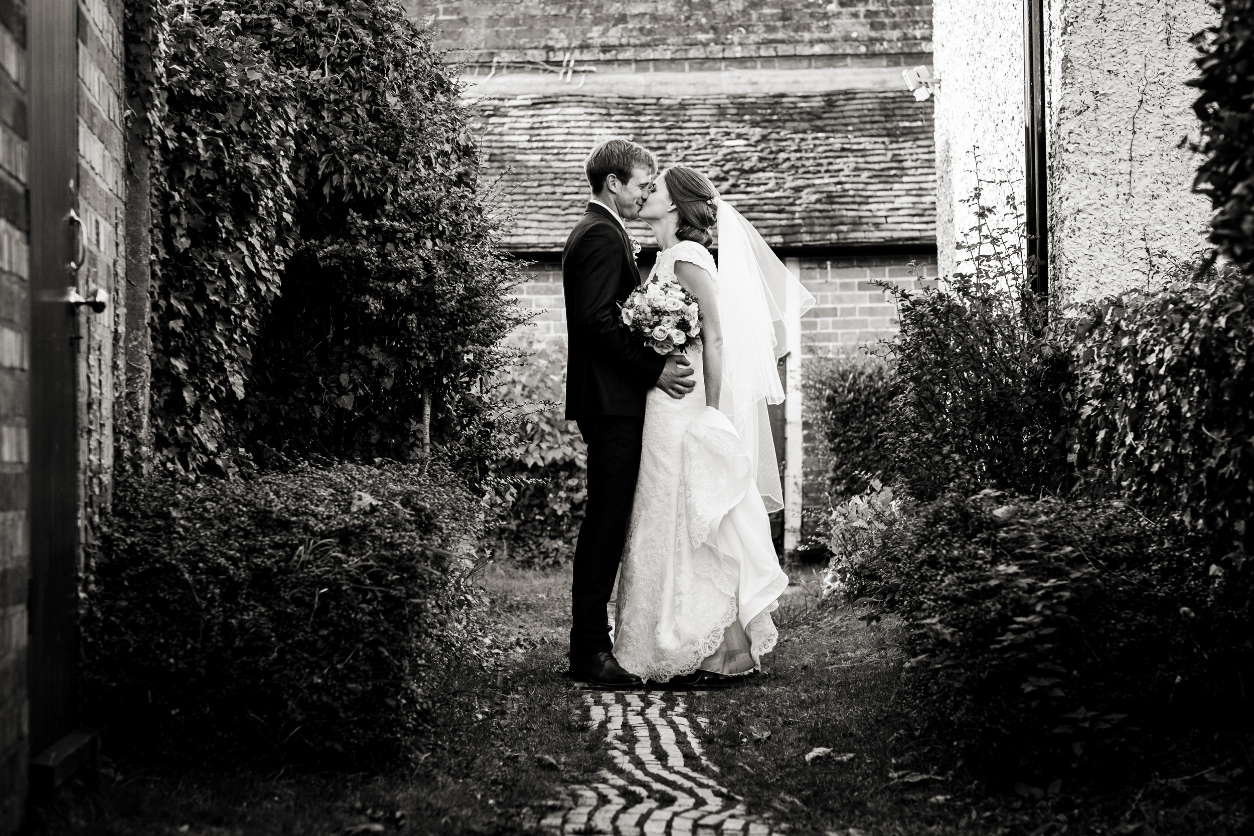 Berkshire reportage wedding photographers 016.jpg