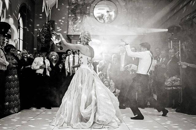 Rosalie and James and their incredible first dance @aynhoepark in the Oxfordshire Cotswolds.

#aynhoeparkwedding #firstdance #thriller #thrillerdance #oxfordshirewedding #documentaryweddingphotography #cotswoldswedding #weddingreportage #weddinginspo