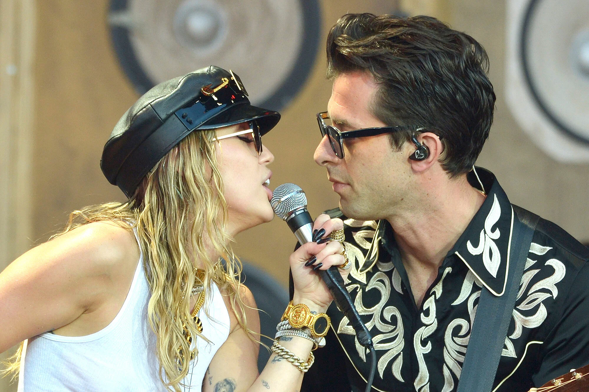 Miley Cyrus & Mark Ronson