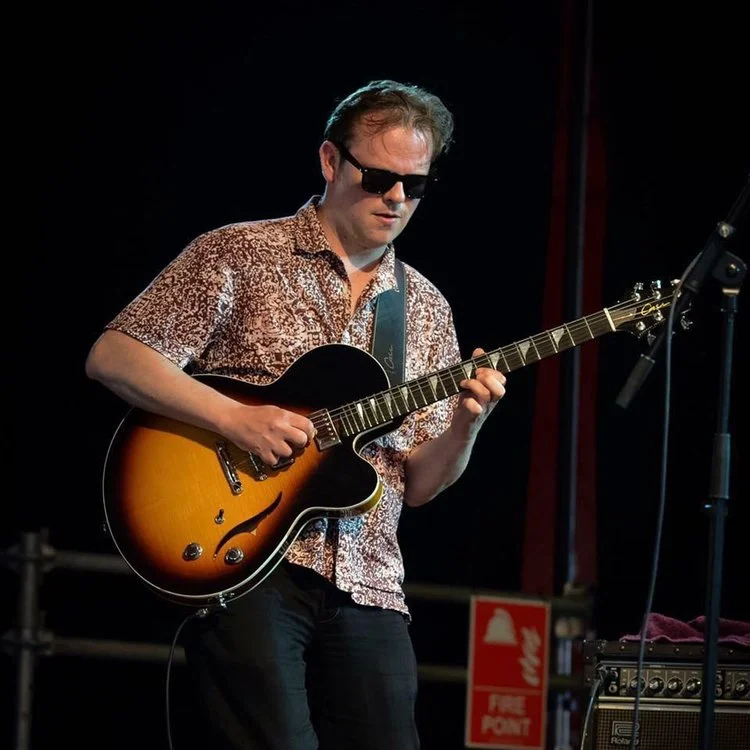 Phil+Robson+Case+J3+semi-hollow-1.jpg