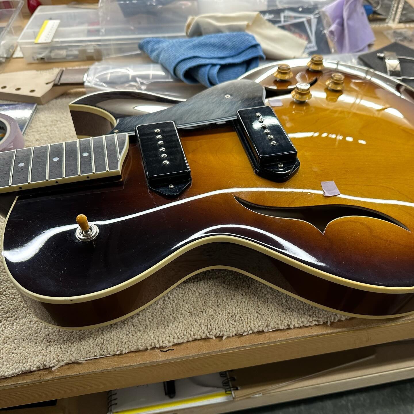 Richard Rozze&rsquo;s J3 thinline in for some TLC @richardrozze #caseguitars #jazzguitar #bareknucklepickupsofficial