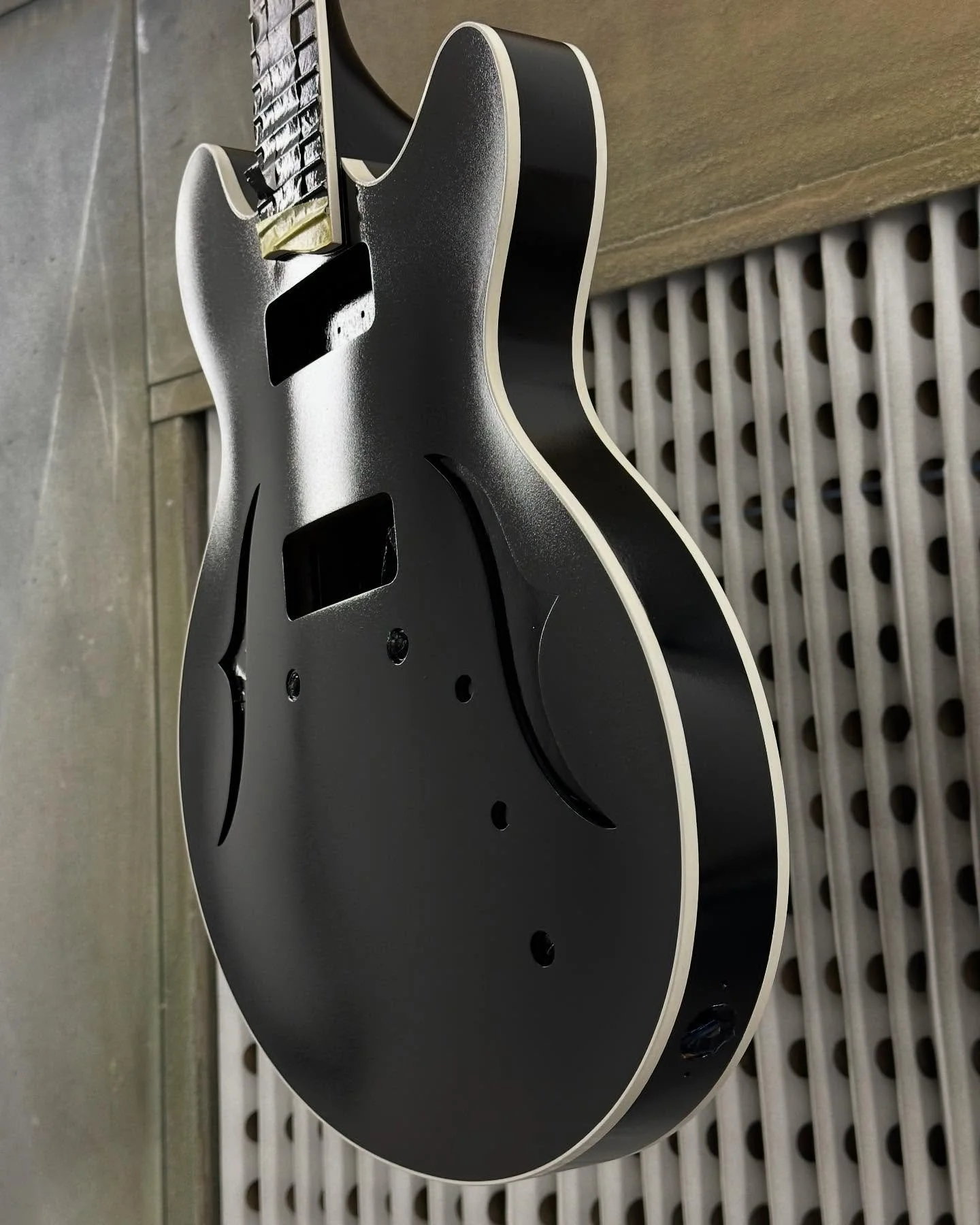 Black with white binding, a classic combination. #caseguitars #semihollowbody #guitarist #blackguitars