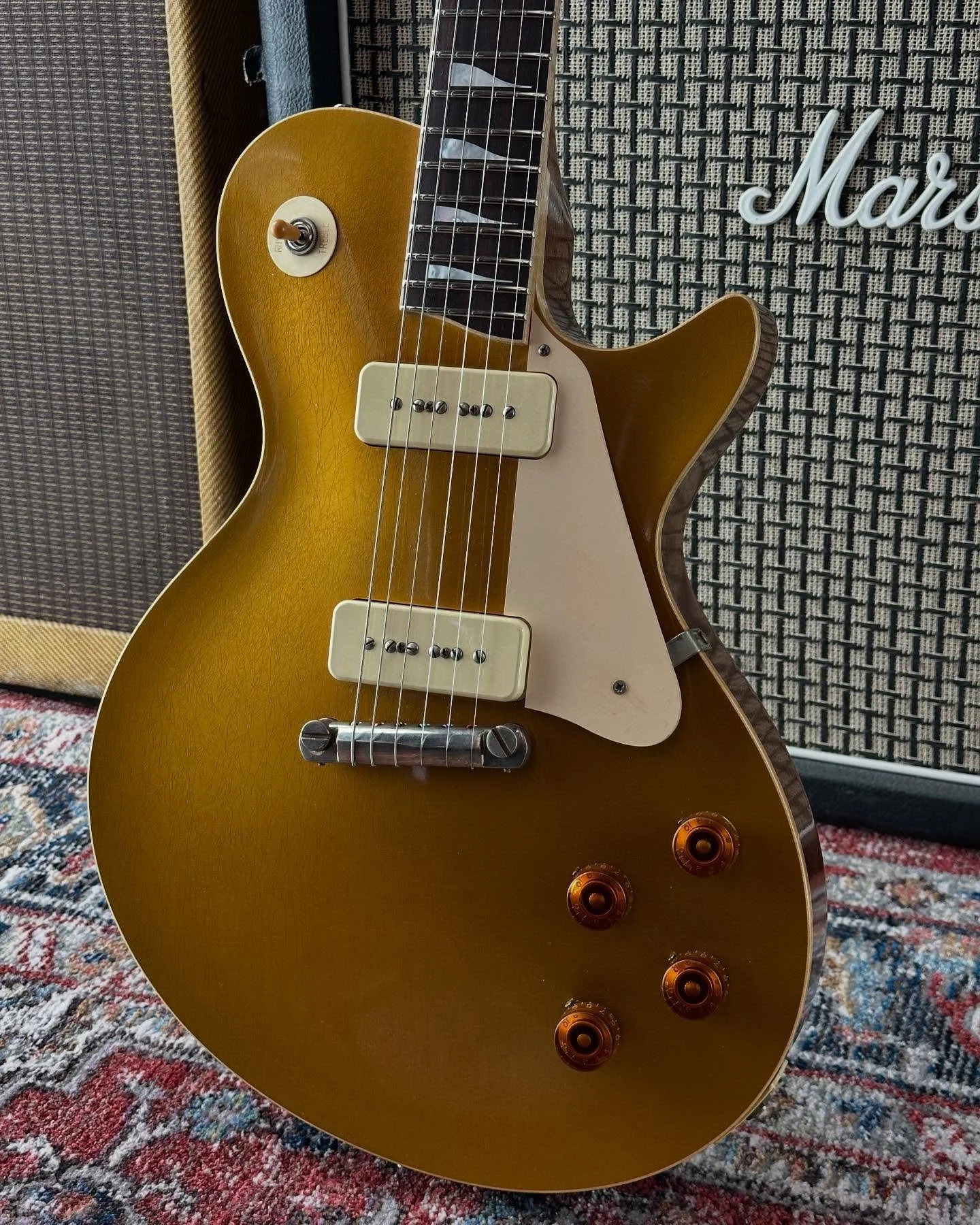 J1&rsquo;54 Goldtop Vintage Series single cut. Chambered mahogany body. Weight 7.37lbs. Bare Knuckle Supermassive P90s for extra output and a richer tone. #caseguitars #guitardaily #marshallamps #mojoaxe #goldtoplespaul #agedguitar #guitarist