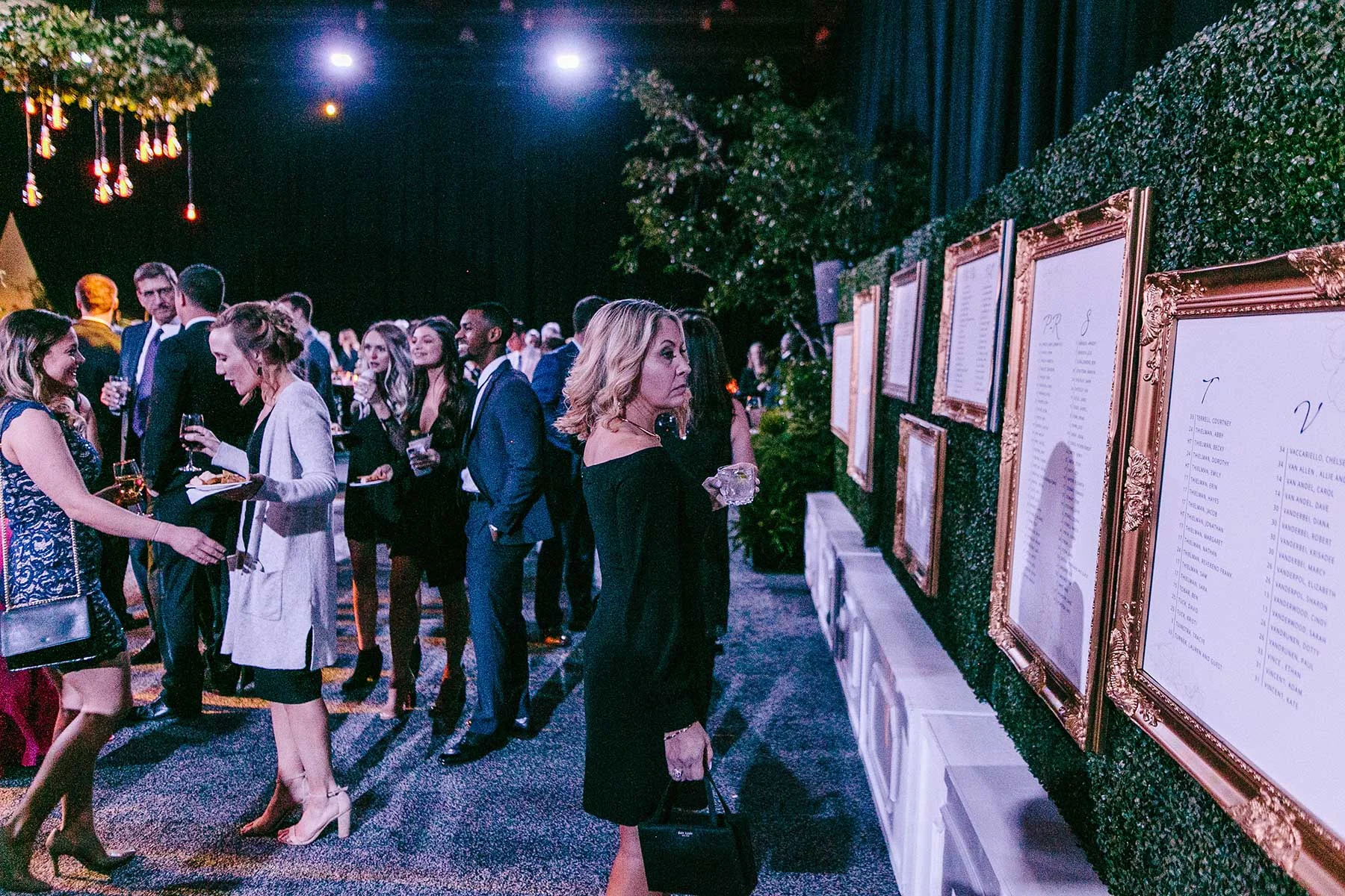 Seating-Display-Sign-Boxwood-Wall-Modern-Day-Events.jpg