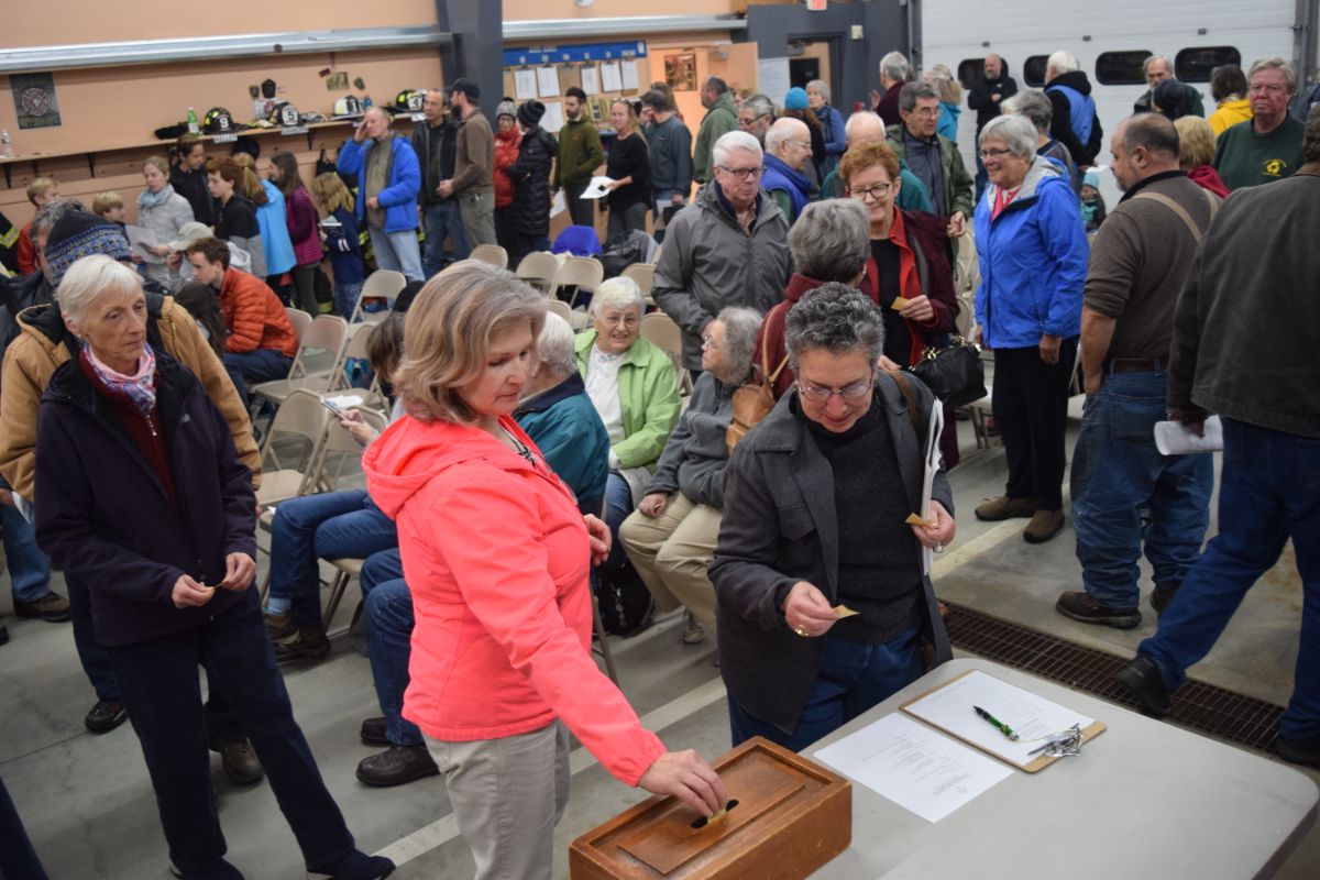 ACTT board member Bonnie Norwood casting her vote during the Southwest Harbor special town meeting on plastic ordinances.