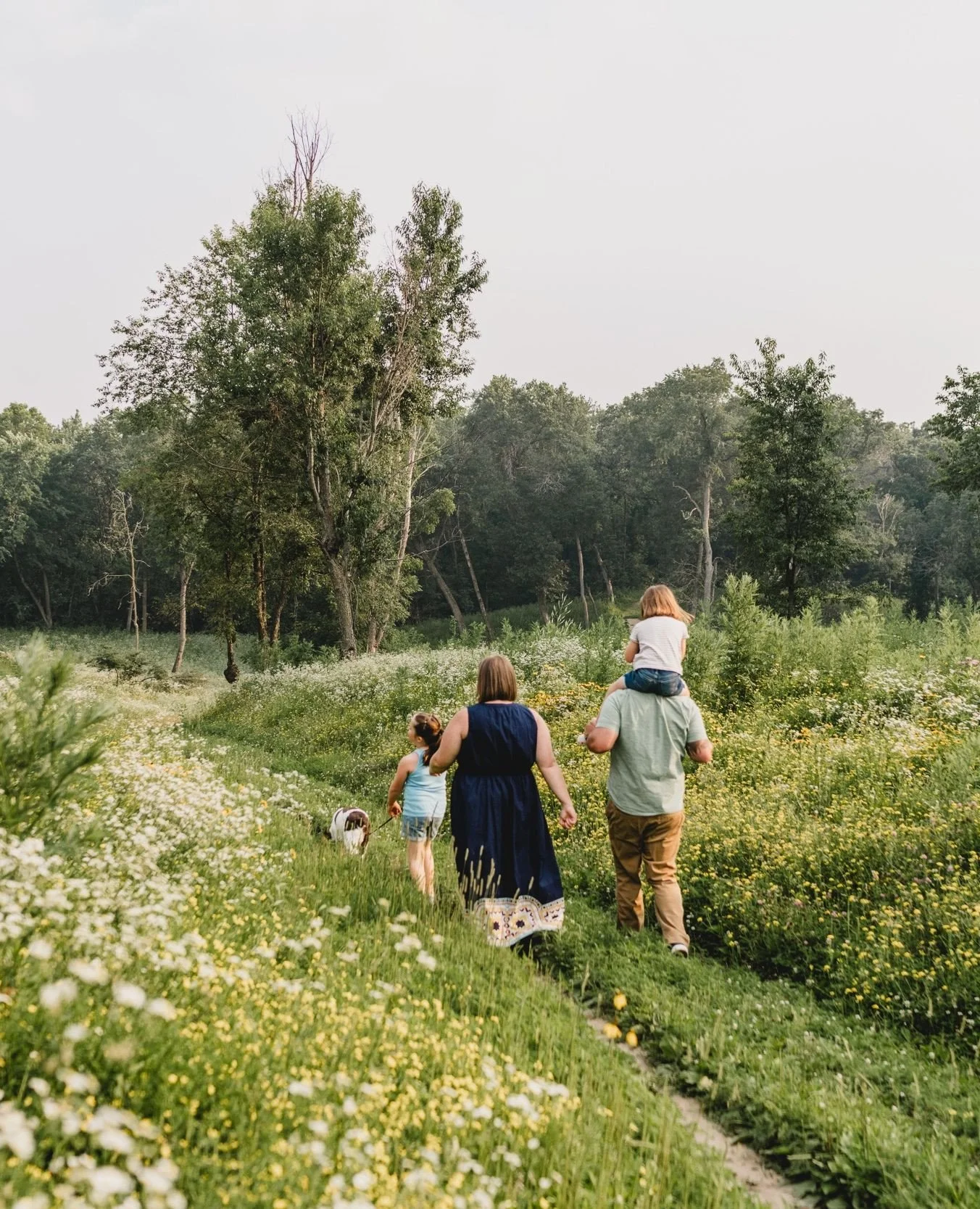 Your friendly reminder to book family photos. 🧡 ⁠
⁠
Inquire easily through our website! Oh yeah, and a friendly reminder to check out our latest work on our website! Please and thank you, friends! 😘⁠
⁠
Thanks to the Hoeger Family for always welcomi