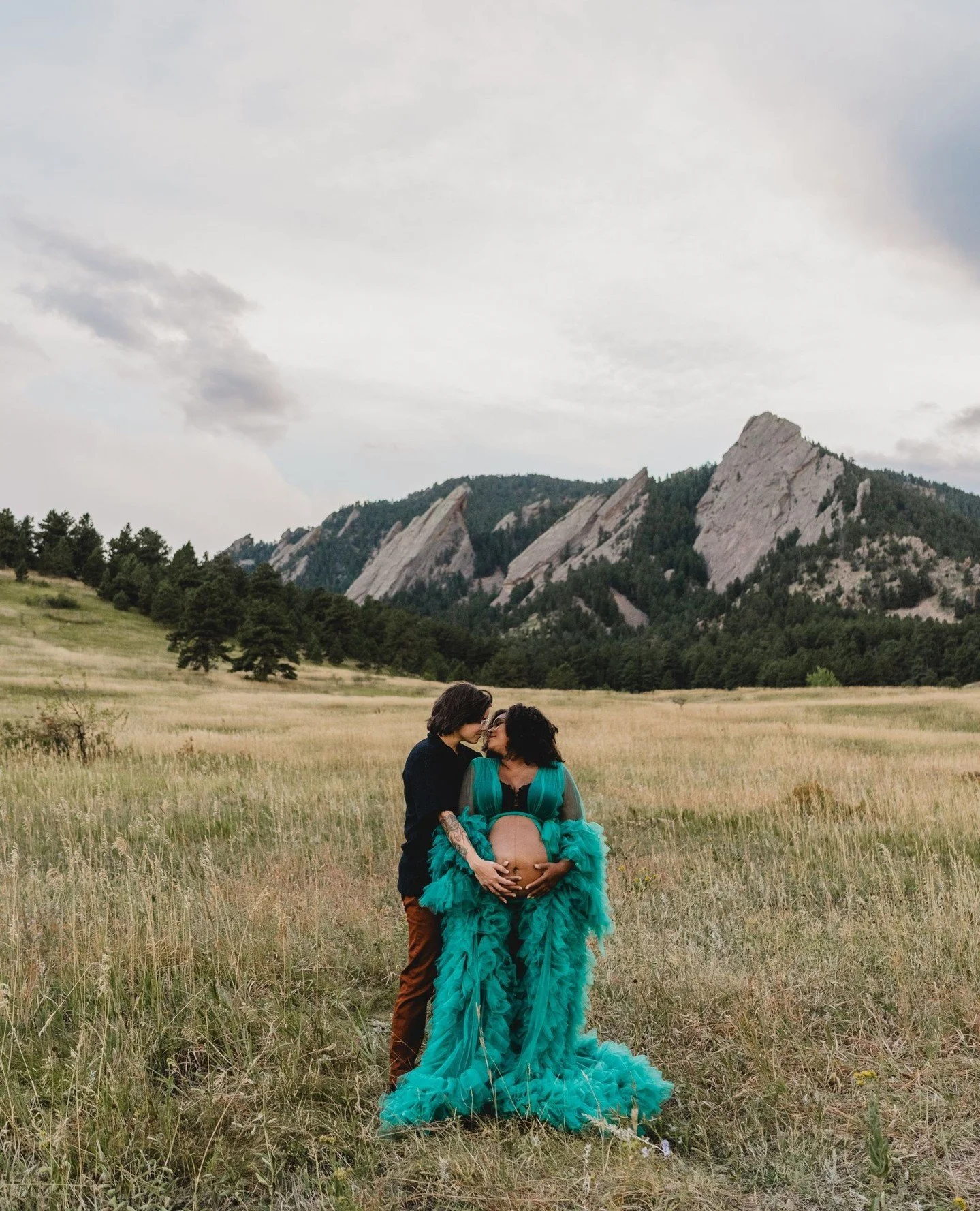 Our friends recently had a baby. We got to take some ✨️𝘪𝘯𝘤𝘳𝘦𝘥𝘪𝘣𝘭𝘦✨️ maternity photos out in Colorado before. 🏔️❤️