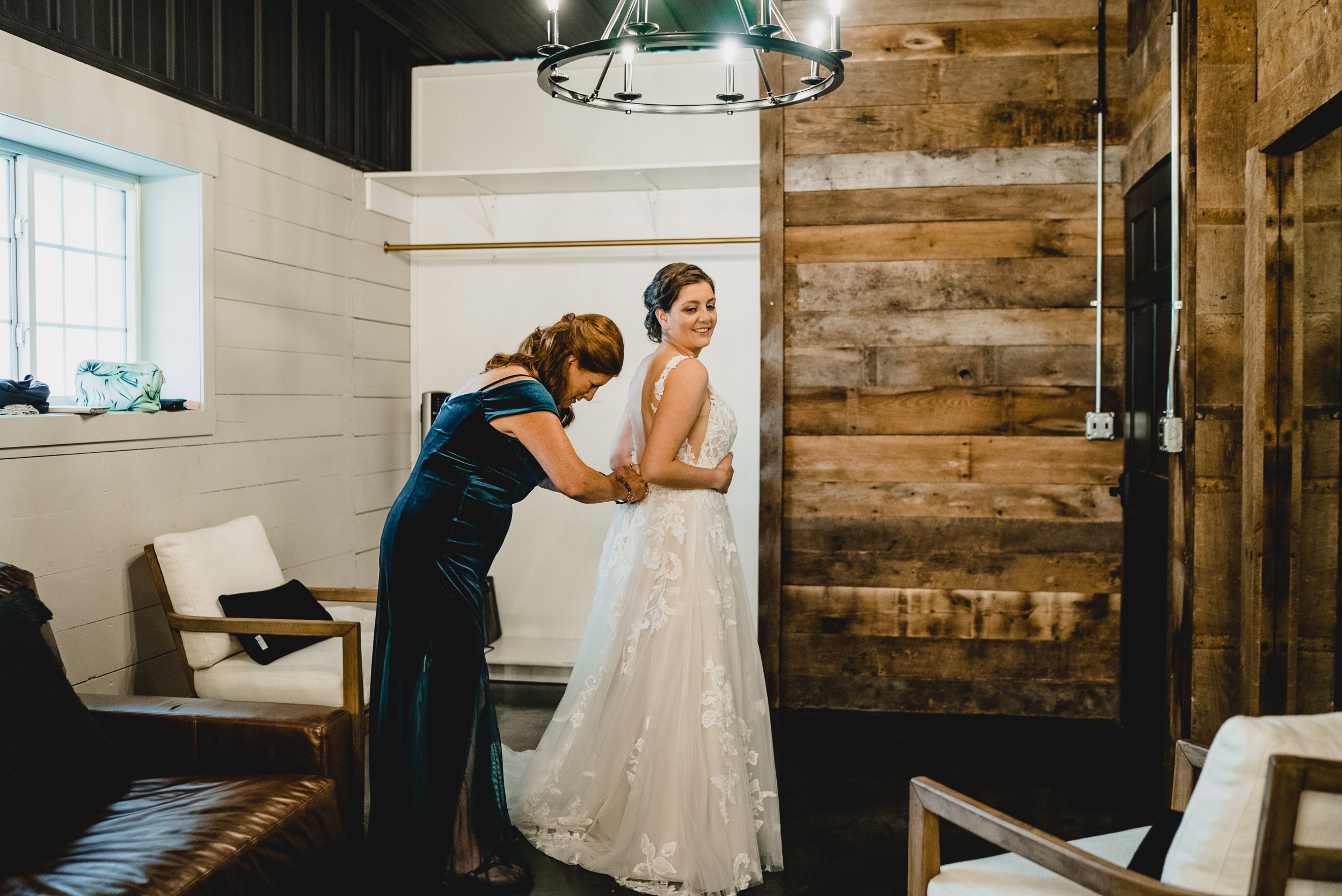 engle-olson-courtney-trevor-wedding-previews- (6 of 40).jpg