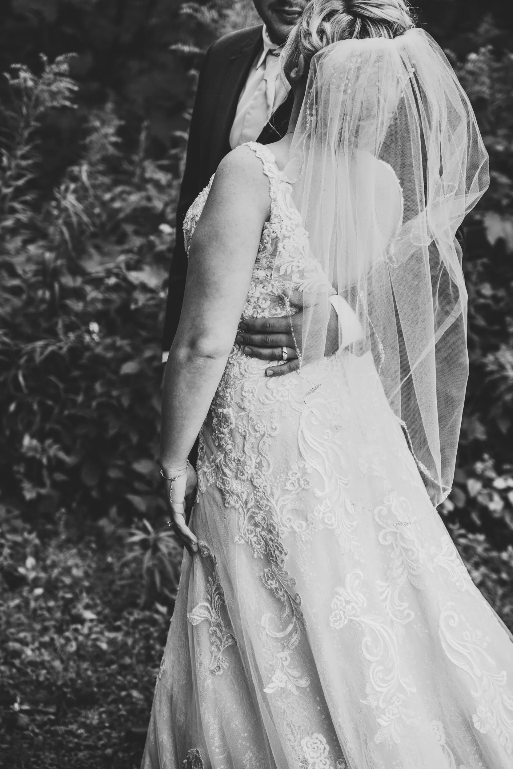 engle-olson-hannah-scott-wedding-previews- (18 of 49).jpg