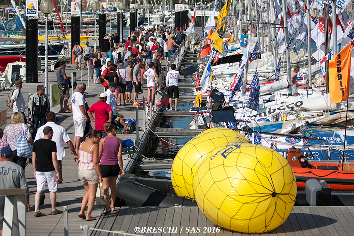 Les 22 Mini 6.50 amarrés au ponton "Vendée Globe" avant le départ imminent