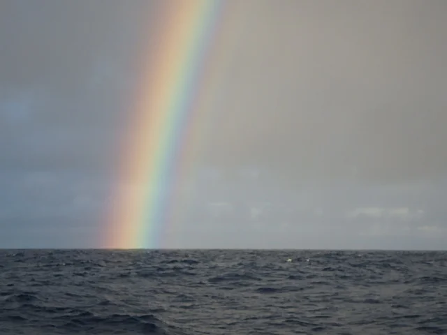 Je suis resté un moment à contempler cet arc-en-ciel. Ce phénomène naturel, surprend toujours quand il est aperçu.