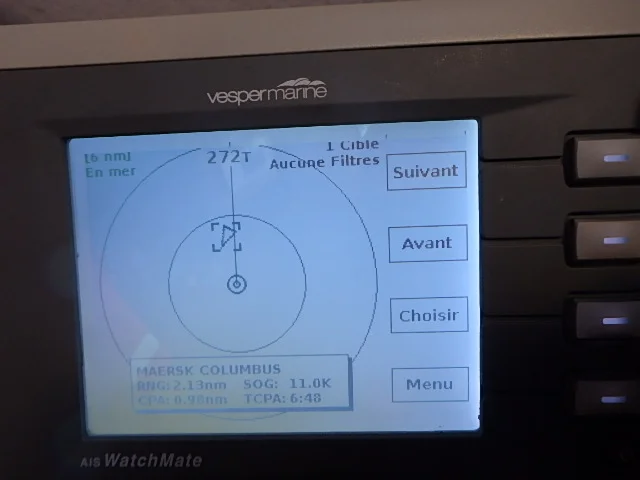 Mon écran radar anti-collision (AIS) qui signale le Maersk Columbus à un vitesse de 11nds et une distance de 2,13mn. Point d'approche le plus près est de 0,98mn dans 6m48s. 