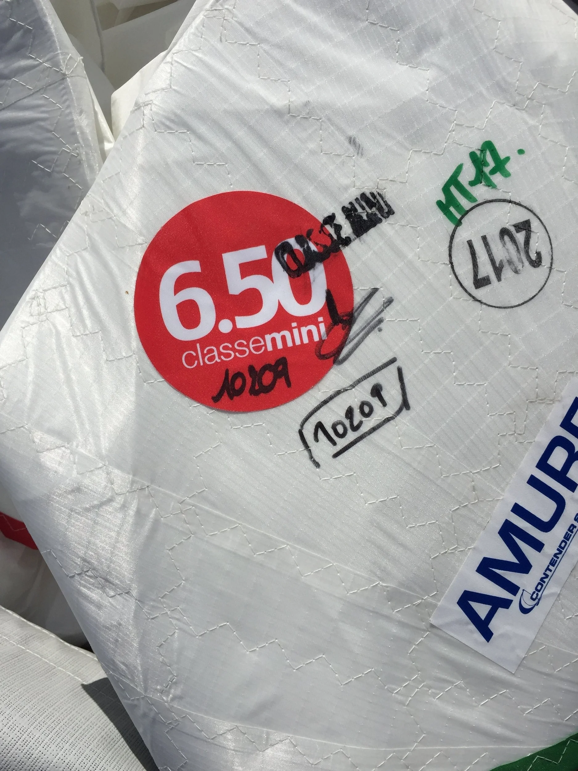 Sceau de la Classe Mini et du Comité de Course Mini-Transat 2017 sur mes voiles (neuves).