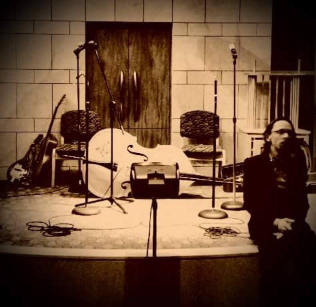 Shane Johnson before a show in St. Louis. Photo by Seth Pedigo.