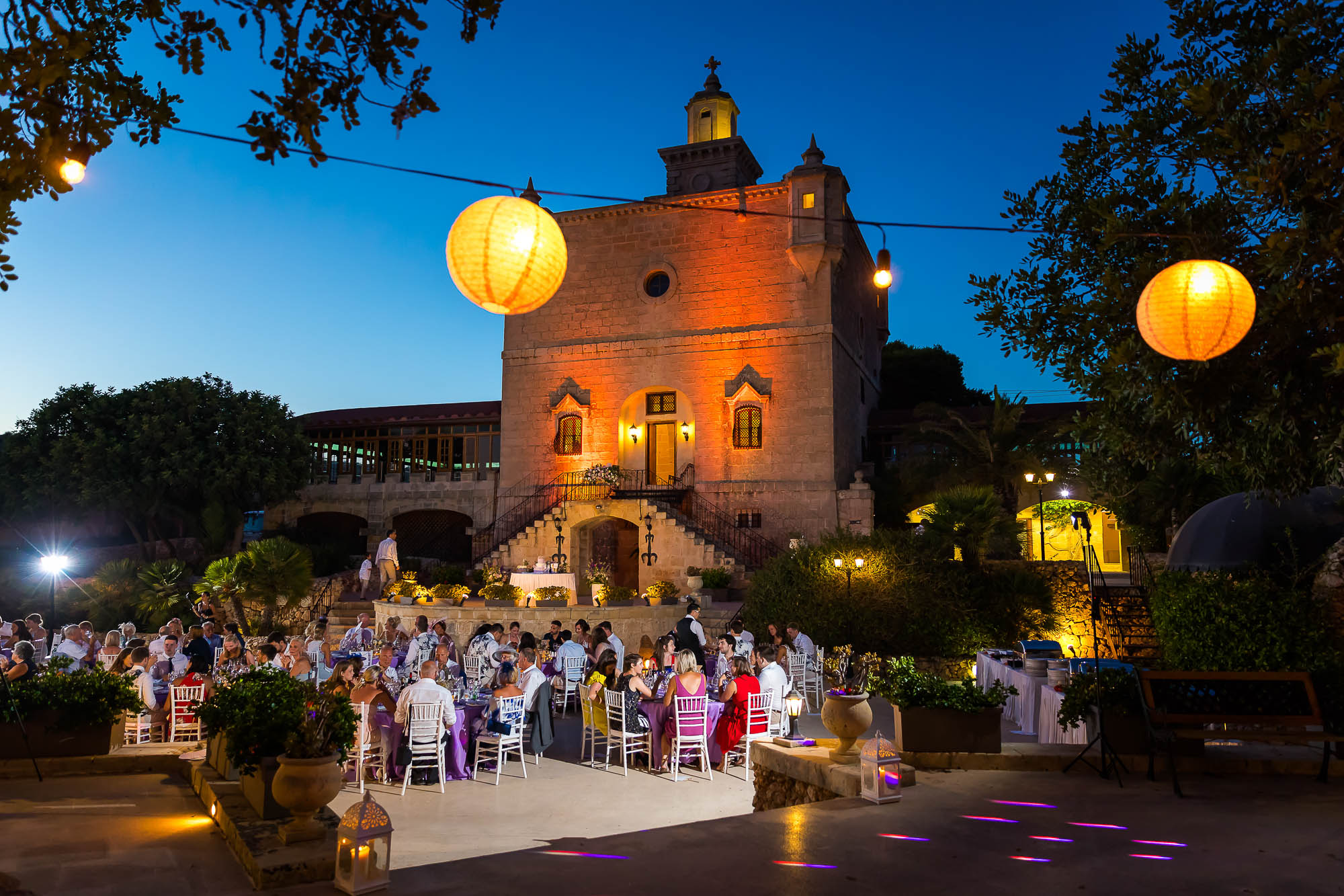 Evening wedding reception. Photo by destination wedding photographer Elliot Nichol.