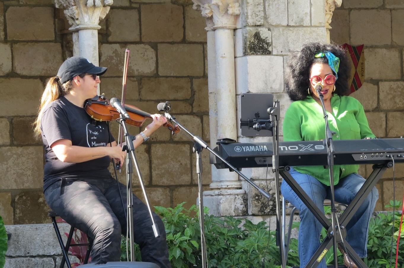 #TBT of a week ago sound checking for @musicatthemonastery with Maestra @aymeenuviolaofficial ❤️

📷 Thank you @ferreroarrieta for the pictures!

Our sponsors:

⚖️ @yeseniaiacona 
💃 @latinfiestaentertainment 
🎤 @dpa_microphones 
🍽️ @sobremesamia_ 