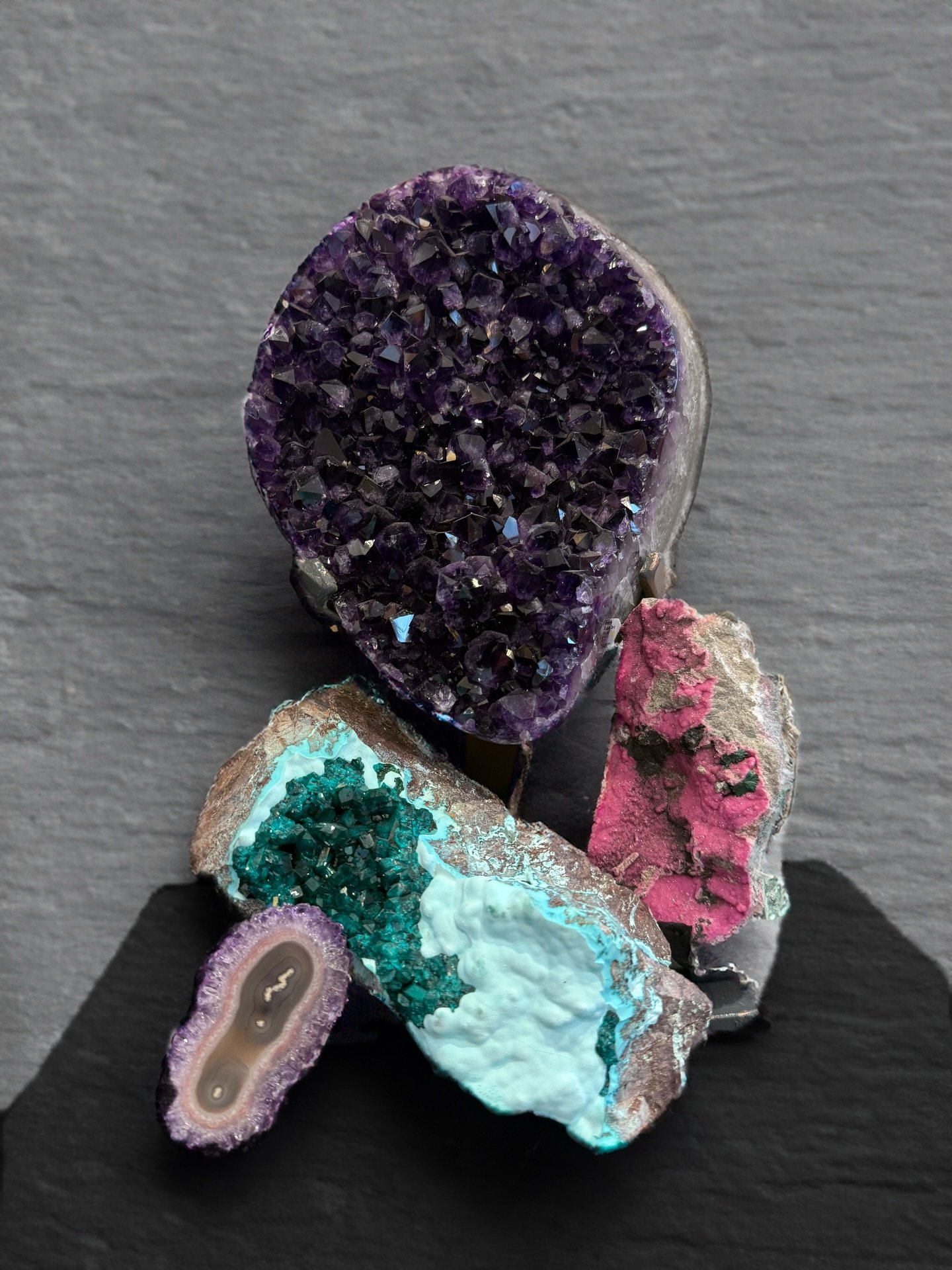 Here is one of our sweetest amethyst specimen alongside dioptase and chrysocolla, cobaltocalcite, and a small but lovely amethyst stalactite slice. #februarybirthstone #amethyst #sistersoregon #centraloregon #thejewel