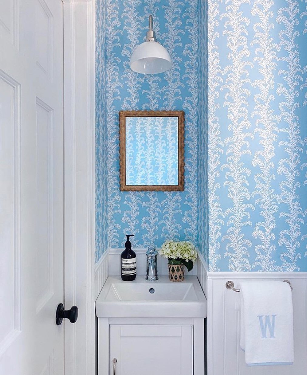 Powder room blues with the Ariel Okin x Chasing Paper #palmbeach print 📸@abbyward
.
.
.
#powderroom #blue #wallpaper #interiordesign #bathroomdesign #surfacedesign #surfacepatterndesign