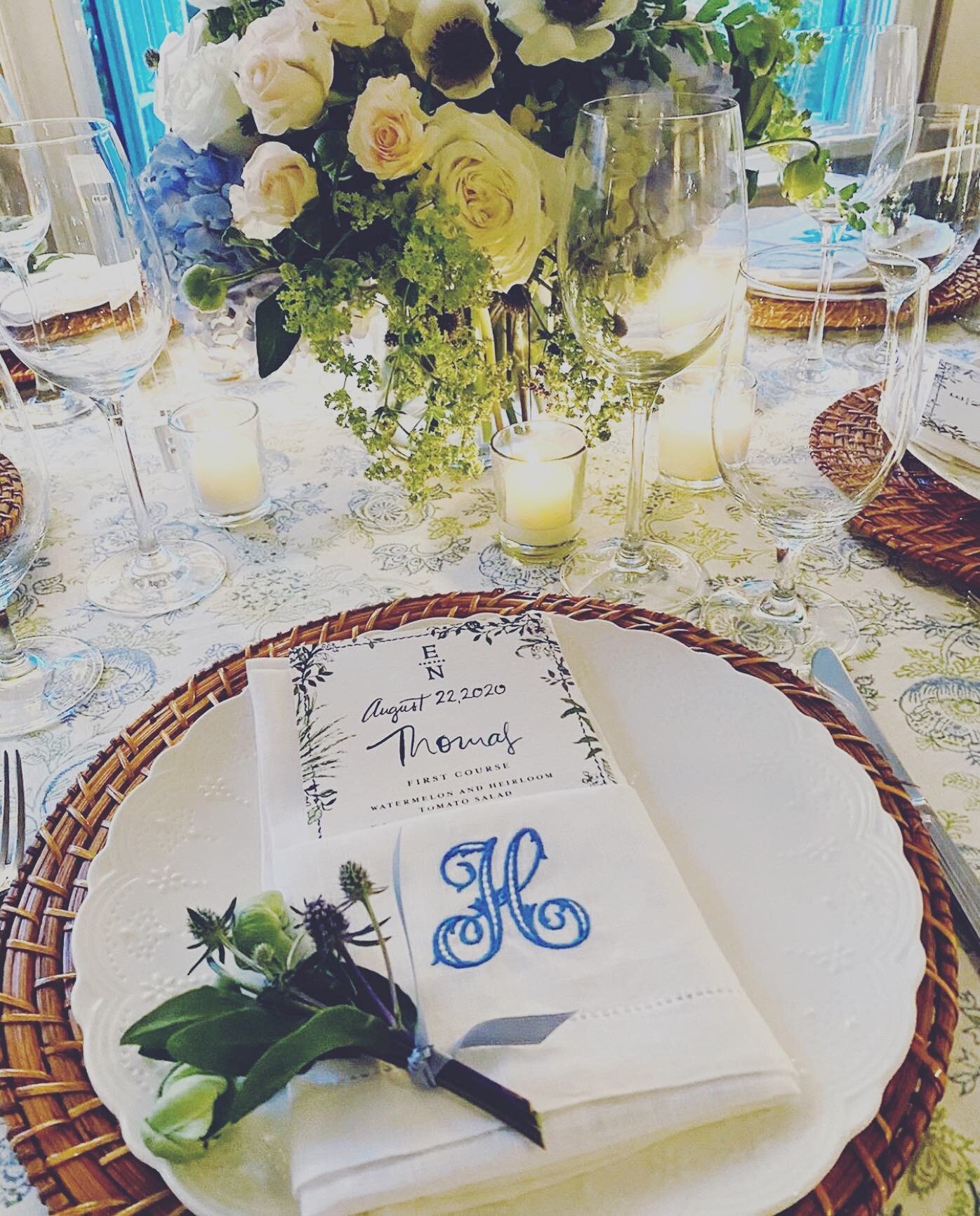 Embroidered linen napkins + watercolor menus with a pop of greenery ! In love with all of these details. 🌿💫 #tablescapes