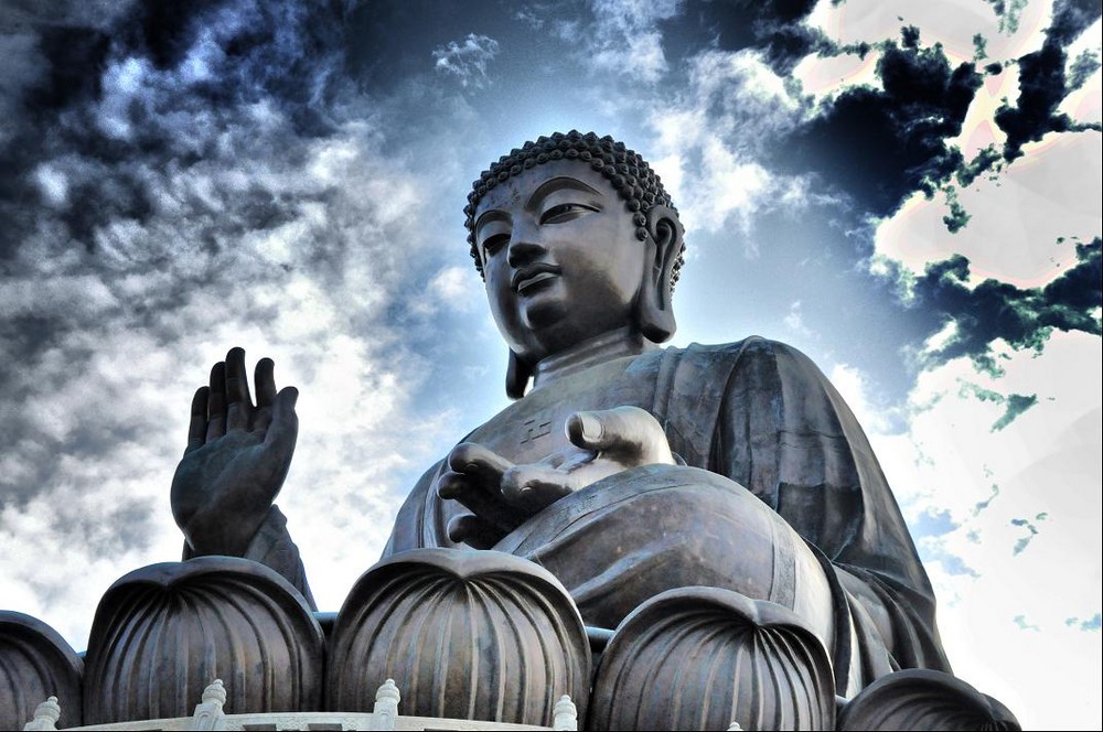 Tian Tan Buddha on a clear day. Image via Tripzilla