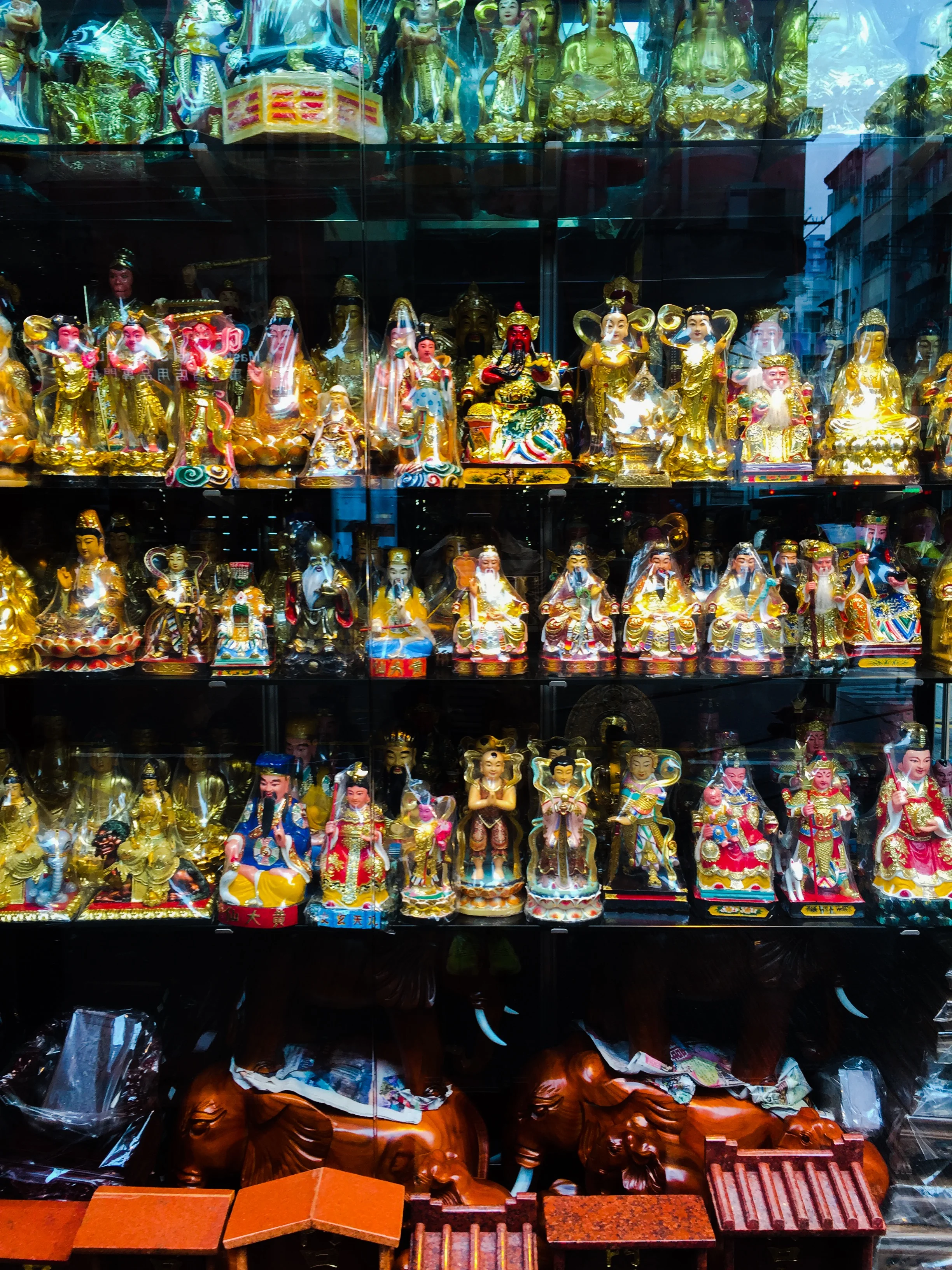 On the way to the Jade Market, window shopping for gold Buddhas...