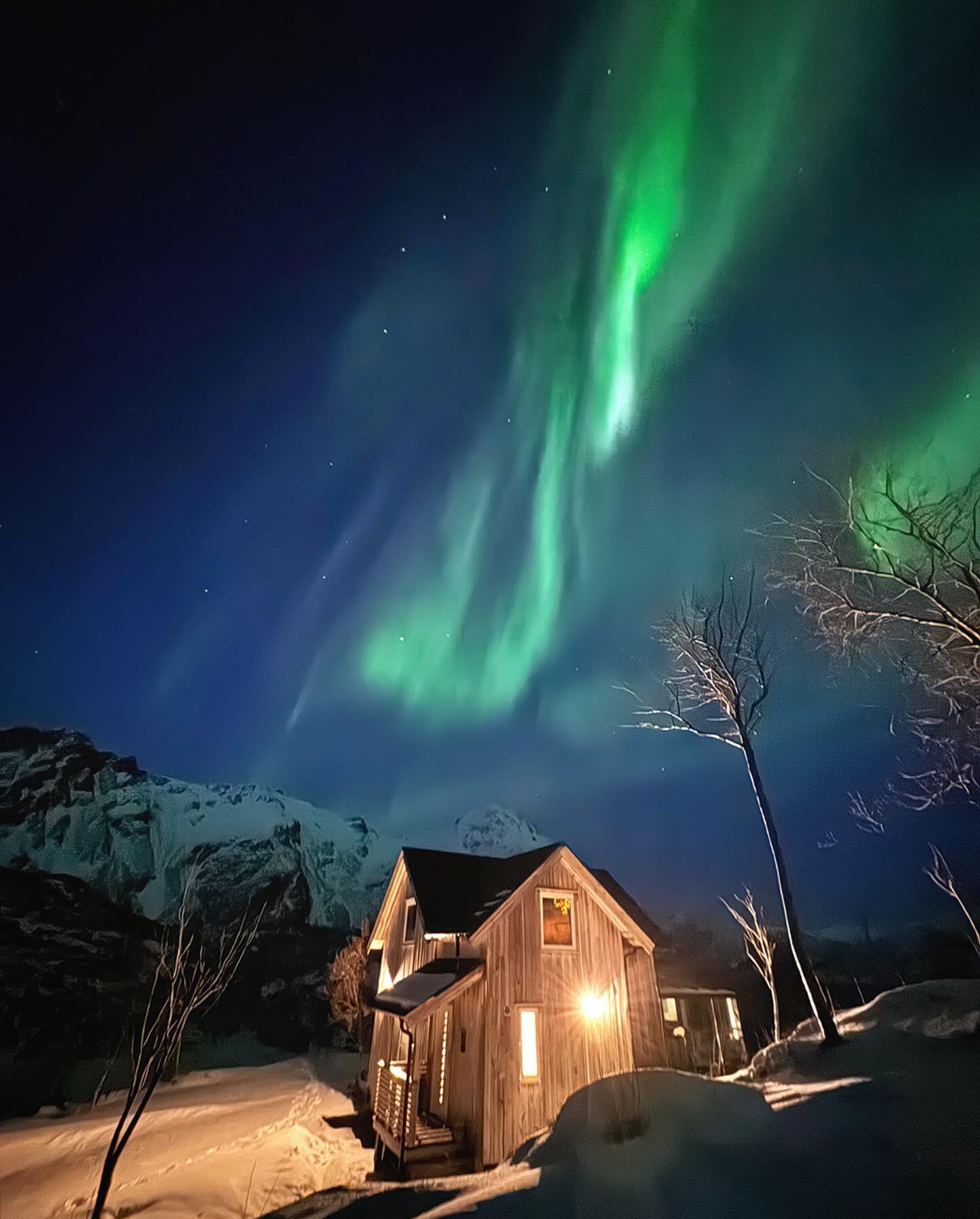 And then this happened. The aurora borealis dancing above our cozy home.

💥 PURE MAGIC 💥 

#40tribes #amysterytogodowninhistory #lofoten #norway #arcticnorway #northernlights