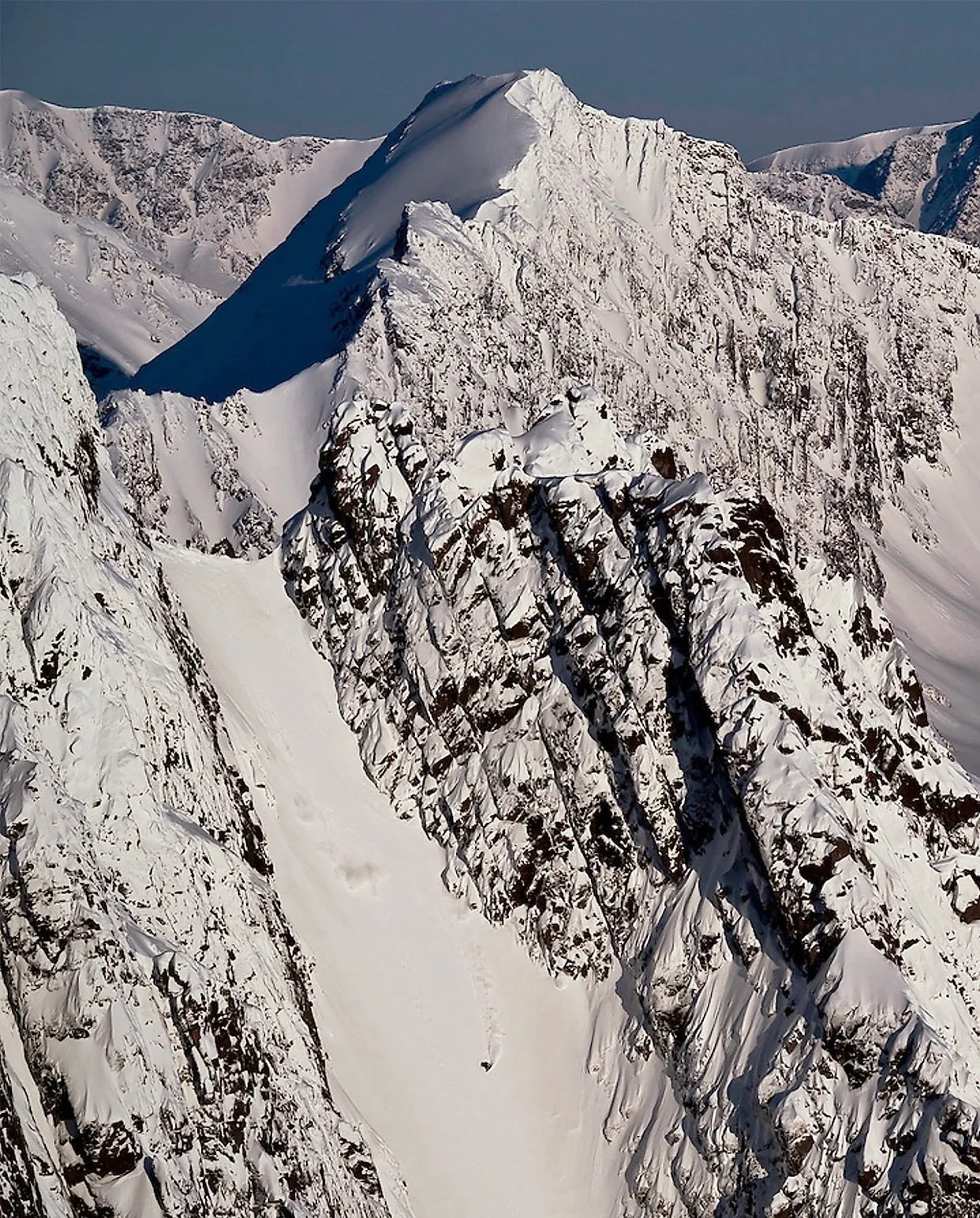Anyone remember this iconic image from the @jeremyjones Deeper, Further, Higher years? These are the Atomfjella Mountains @ 79&deg;N on the island of Spitsbergen 🤩 The ultimate spot on the Svalbard archipelago. The highest peaks, the biggest couloir