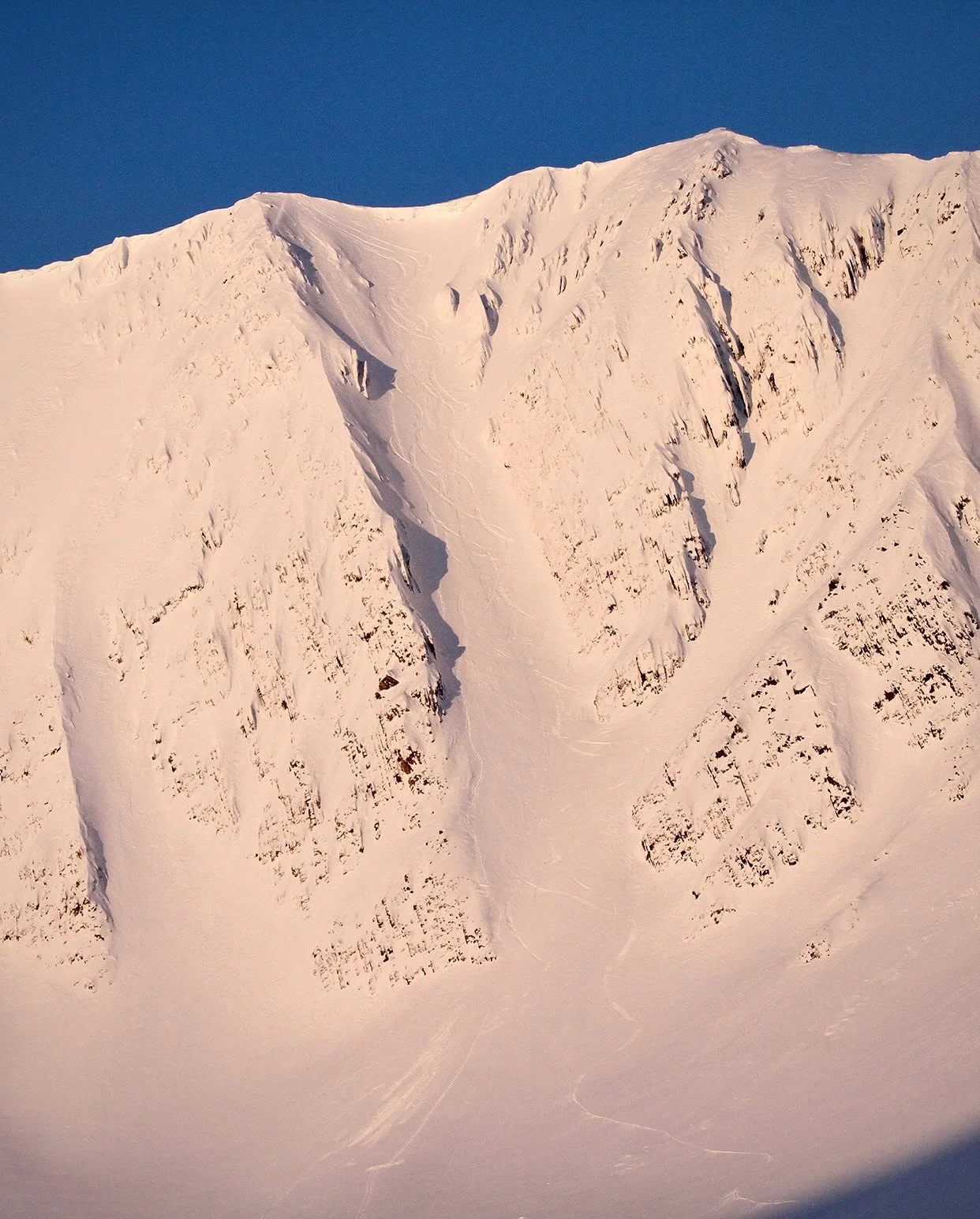 A few people have recently questioned the advertised number of days riding on our Svalbard itineraries. At least 5 days are guaranteed and here&rsquo;s the thing!!! It&rsquo;s literally possible to attack lines around the clock under the midnight sun