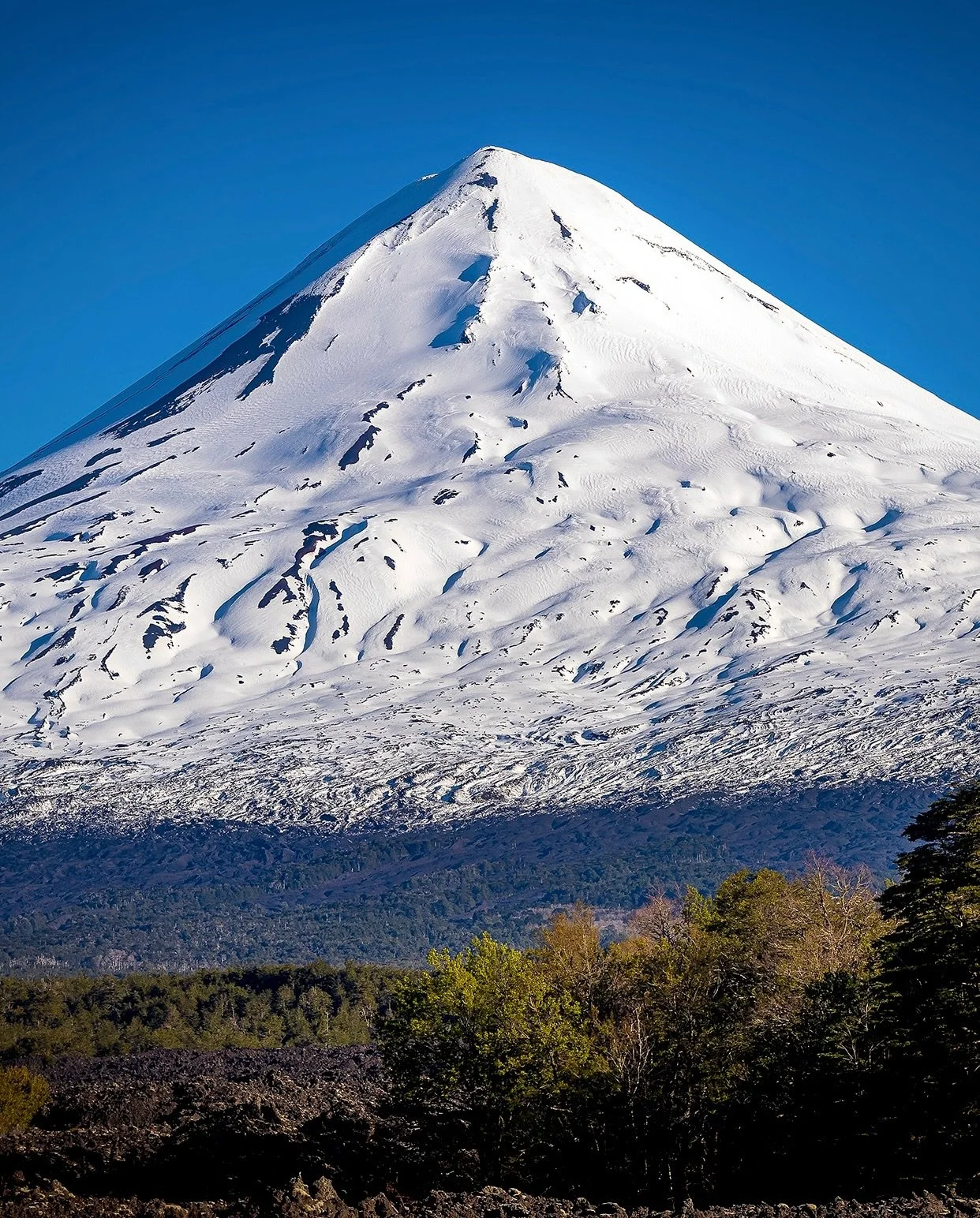 Well, that was an epic season opener for us, and season closer for our homeboys down south @manuob @chopodiaz and 📸 @nicamp_. A few days on the volcanoes of Araucan&iacute;a followed by snowmobile-assisted basecamping, fine dining, and springtime po
