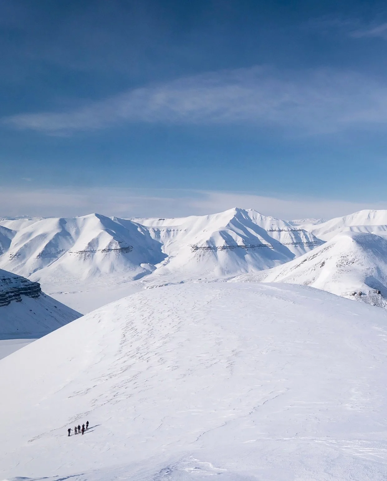 Everyone is doing Svalbard these days. This isn&rsquo;t the Svalbard that everyone is doing 🤝 

April 10-18 w/ @davidpujol_mountainguide 

Details 👉 Profile &gt; Linktree &gt; S V A L B A R D

📸 @seth_beck 

#40tribes #springmissions #svalbard #sv