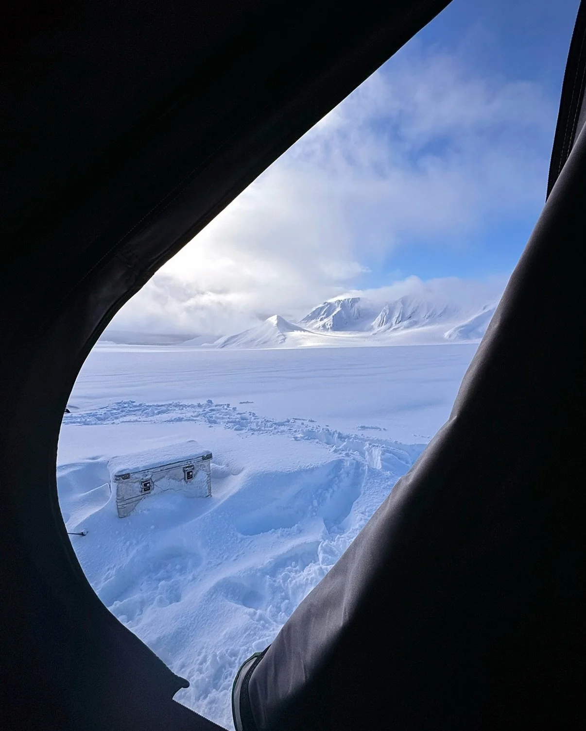 24-hour daylight, endless and empty Arctic wilderness, ski objectives up and down the glacier, and a badass camp to return to. This is what it&rsquo;s all about!!! Our basecamp mission at 78&deg; North is just getting started&hellip;

📸 + 🚁🎥 @brag