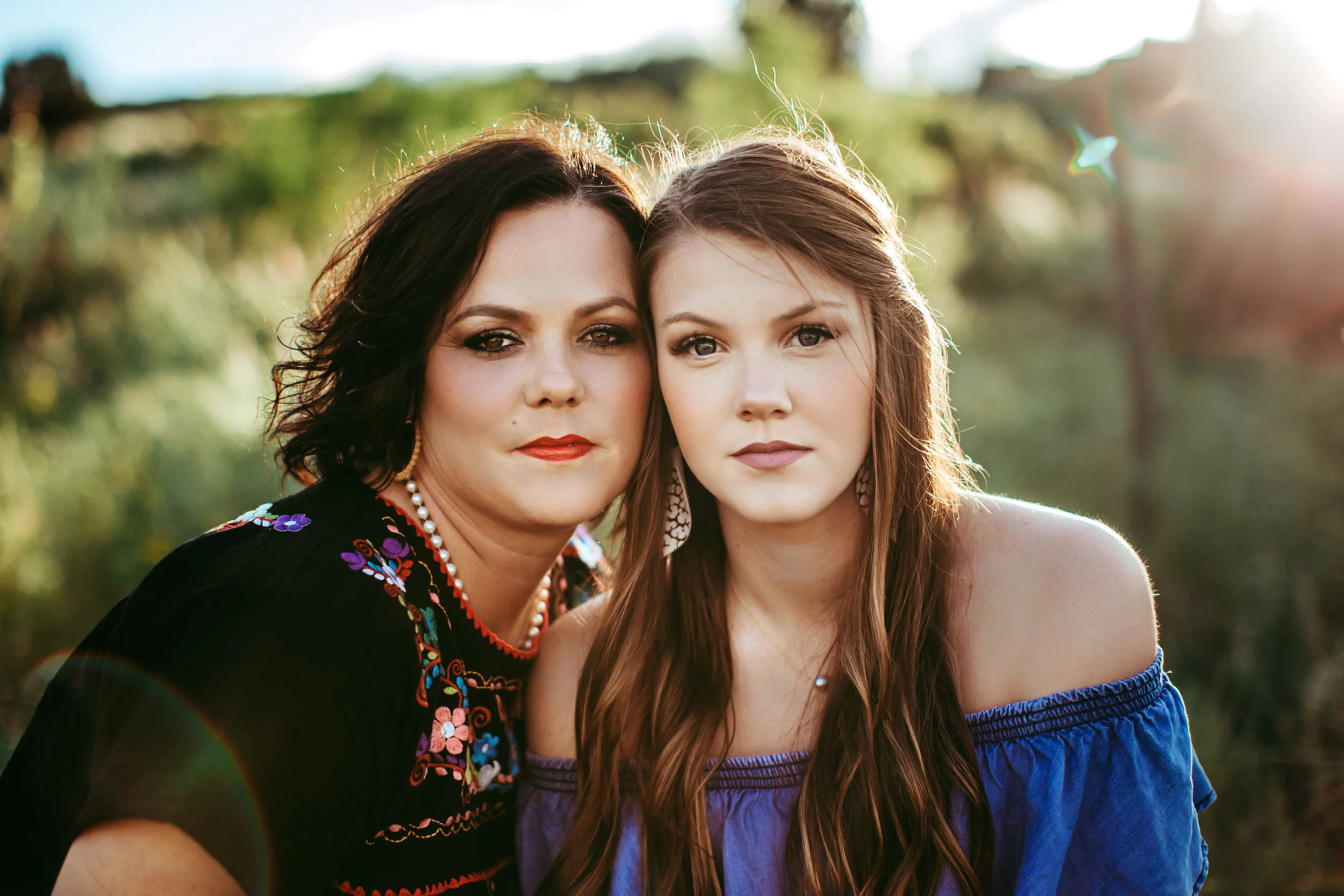 Close up of mother and daughter focusing on their features and similarities in their faces #tealawardphotography #texasfamilyphotographer #amarillophotographer #amarillofamilyphotographer #lifestylephotography #emotionalphotography #familyphotosoot #family #lovingsiblings #purejoy #familyphotos #familyphotographer #greatoutdoors